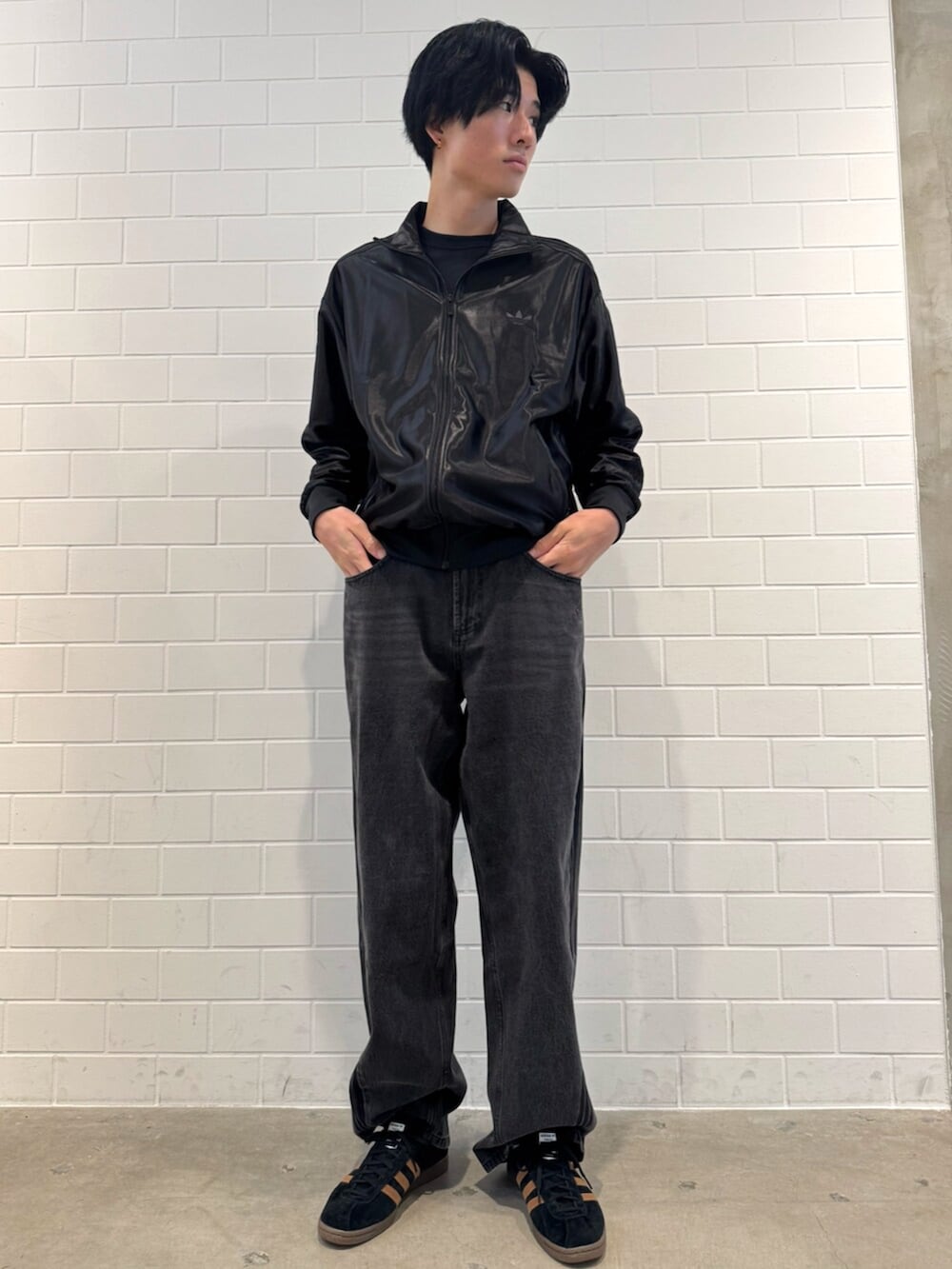ブラック系のデニムパンツ、ブラック系のジャージ、ブラック系のシューズを着用したメンズの秋コーディネートの3枚目の写真