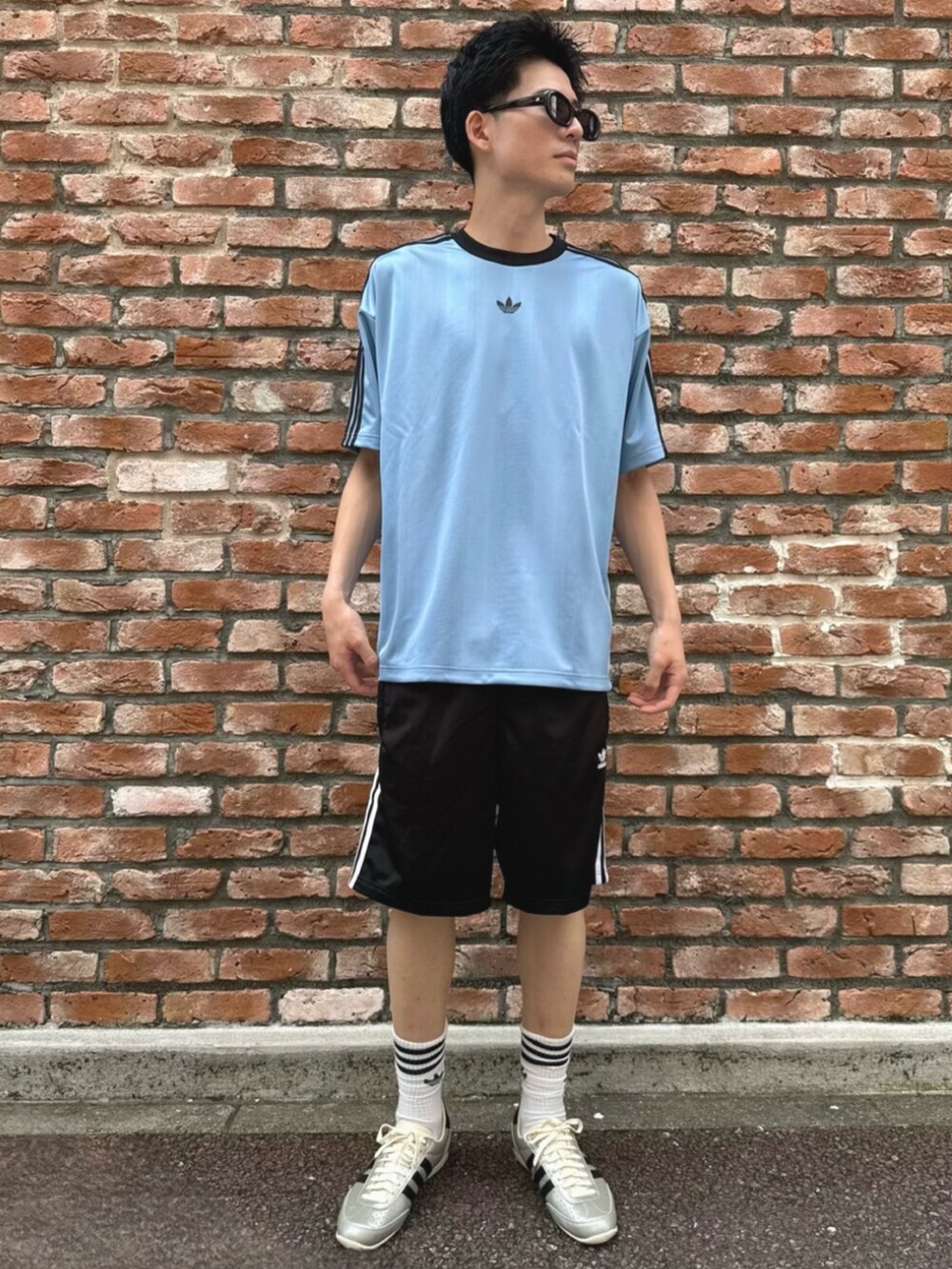 グレー系のスニーカー、ブラック系のその他パンツ、ブルー系のTシャツ/カットソーを着用したメンズの夏コーディネートの3枚目の写真