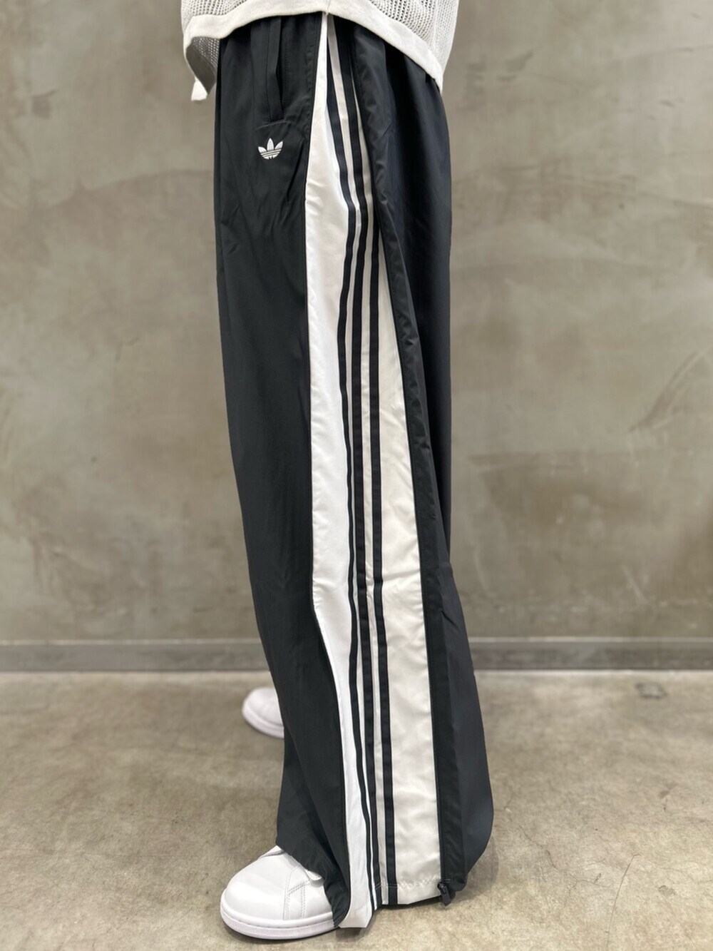 ホワイト系のTシャツ/カットソー、グレー系のその他パンツ、ホワイト系のスニーカーを着用したメンズの春コーディネートの4枚目の写真