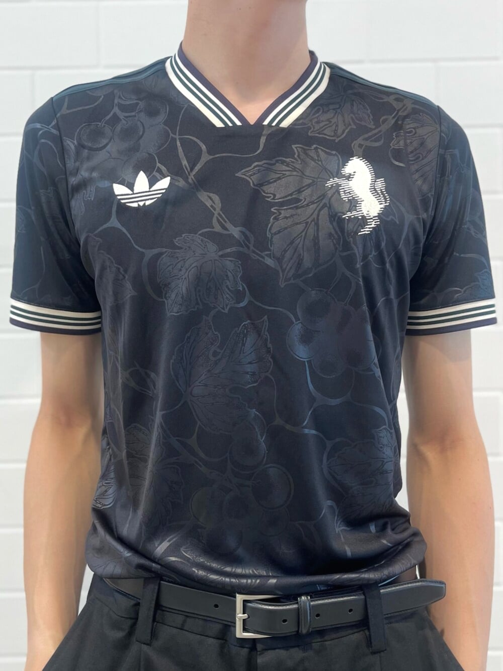 グリーン系のジャージ、ブラック系のTシャツ/カットソー、グレー系のスニーカーを着用したメンズの秋コーディネートの5枚目の写真