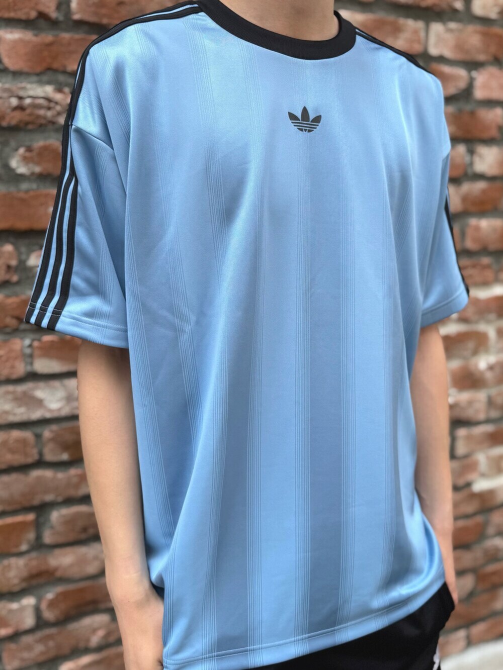 グレー系のスニーカー、ブラック系のその他パンツ、ブルー系のTシャツ/カットソーを着用したメンズの夏コーディネートの4枚目の写真