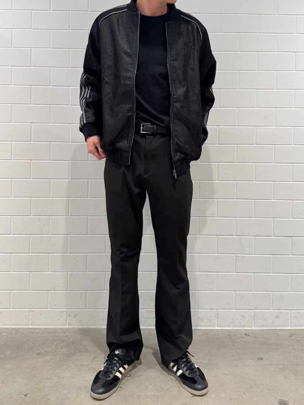 ブラック系のジャケット/アウター、ブラック系のスニーカーを着用したメンズの秋コーディネートの2枚目の写真