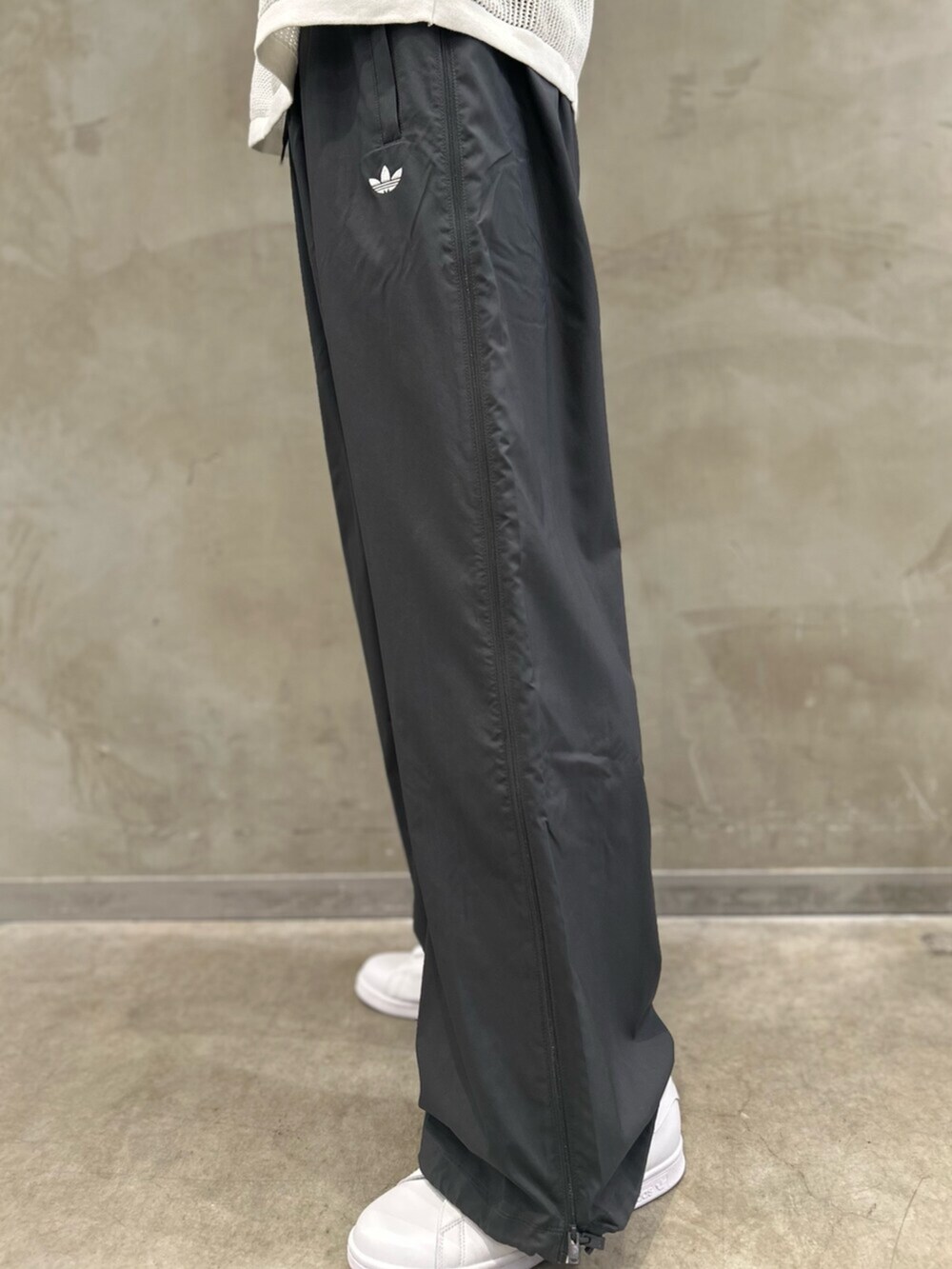 ホワイト系のTシャツ/カットソー、グレー系のその他パンツ、ホワイト系のスニーカーを着用したメンズの春コーディネートの5枚目の写真