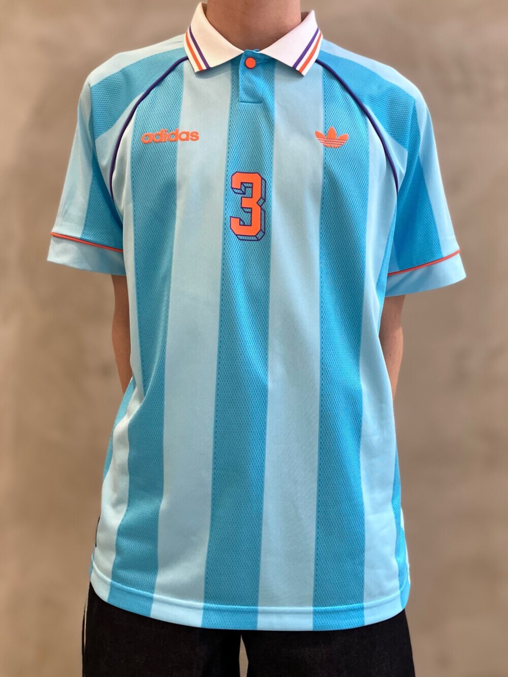ブルー系のデニムパンツ、ブラック系のスニーカー、ブルー系のTシャツ/カットソーを着用したメンズの夏コーディネートの5枚目の写真
