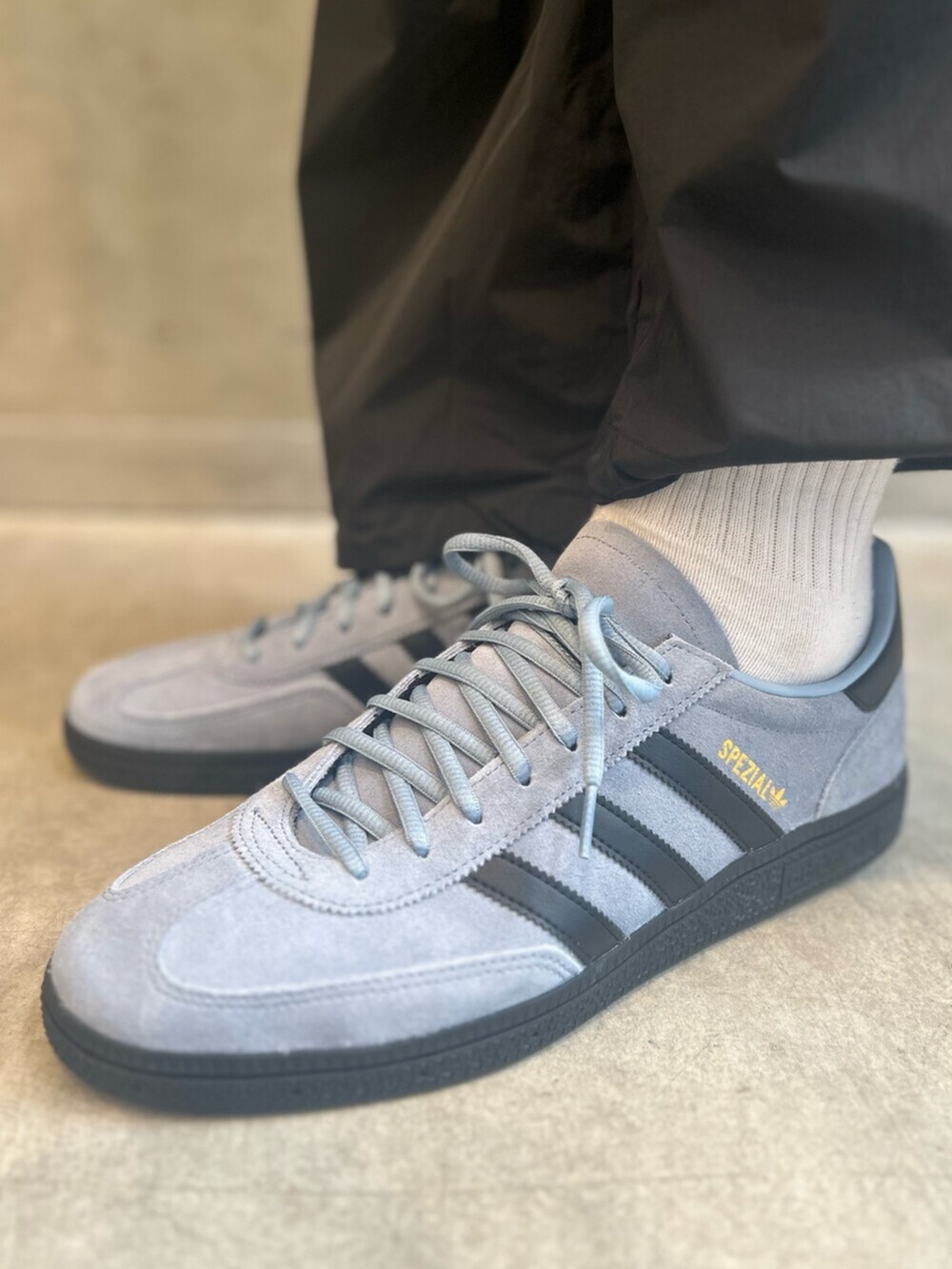 ブルー系のTシャツ/カットソー、ブラック系のその他パンツ、ブルー系のスニーカーを着用したメンズの夏コーディネートの6枚目の写真