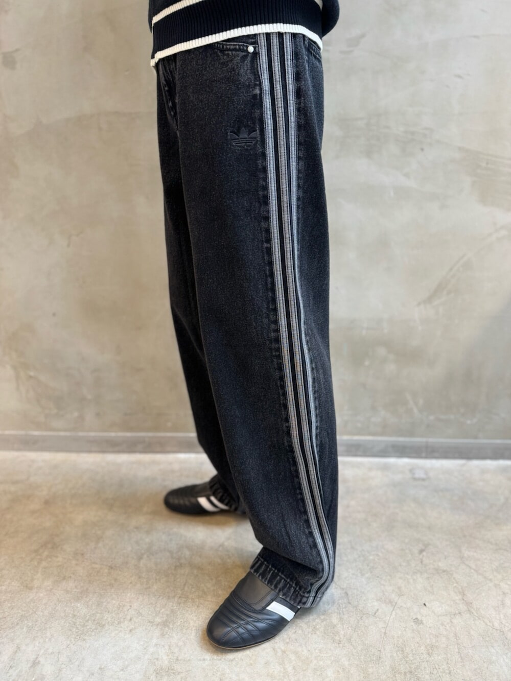 ブラック系のカーディガン/ボレロ、ブラック系のジャージ、ブラック系のデニムパンツを着用したメンズの冬コーディネートの5枚目の写真