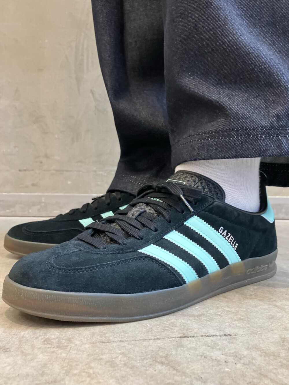 ブラック系のショルダーバッグ、ブルー系のデニムパンツ、ブラック系のスニーカーを着用したメンズの夏コーディネートの6枚目の写真