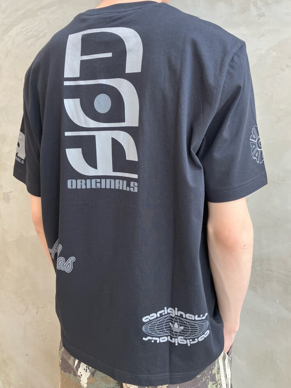 ブラック系のスニーカー、ブラック系のトップス、その他のその他パンツを着用したメンズの夏コーディネートの4枚目の写真