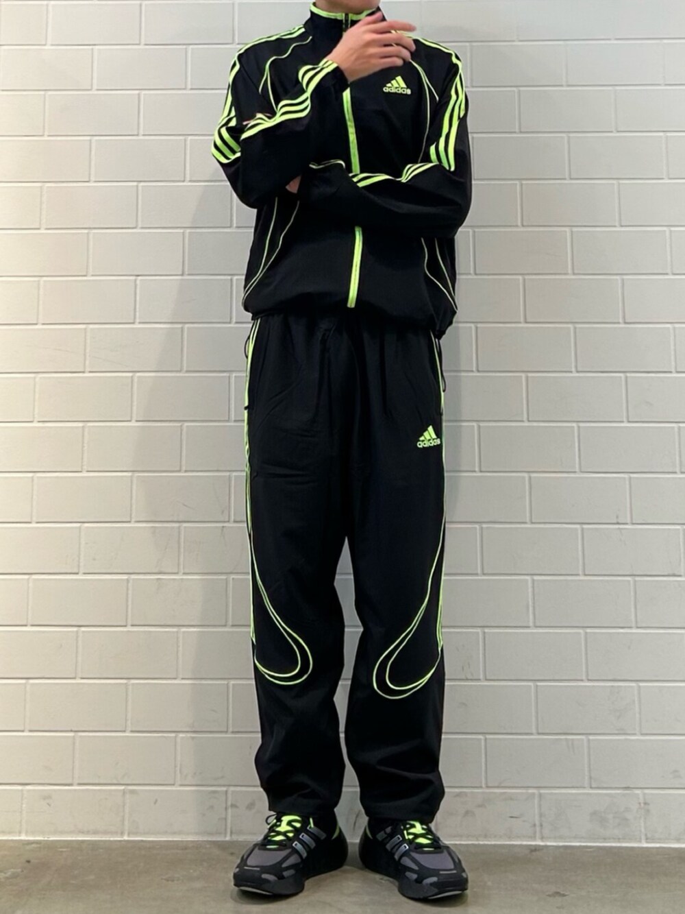 ブラック系のジャージ、ブラック系のその他パンツ、ブラック系のシューズを着用したメンズの秋コーディネートの2枚目の写真