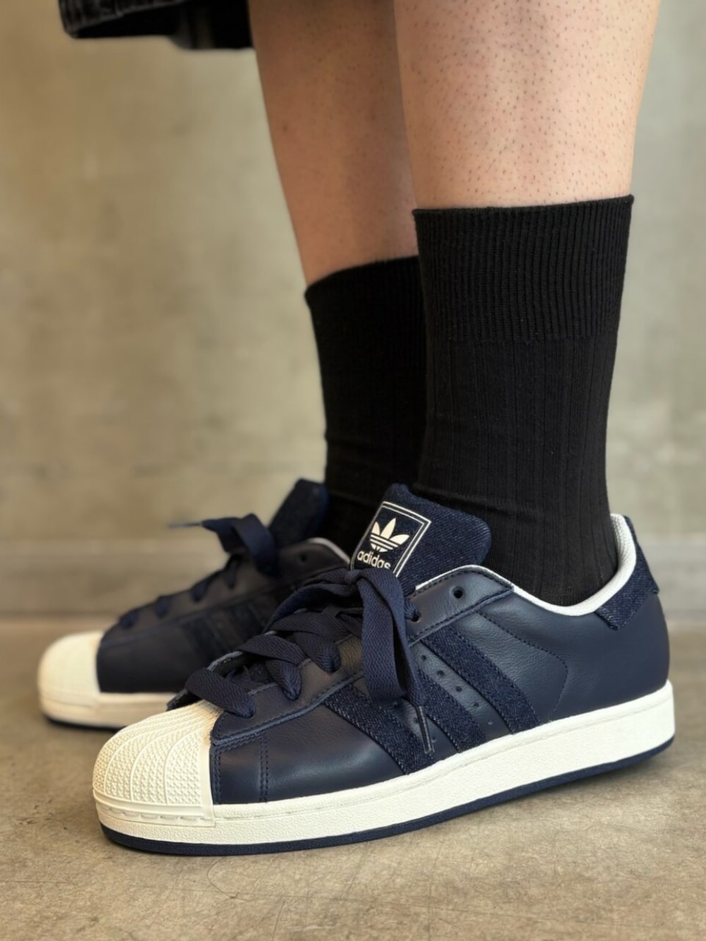 ブルー系のジャージ、ブラック系のその他パンツ、ブルー系のスニーカーを着用したメンズの夏コーディネートの6枚目の写真