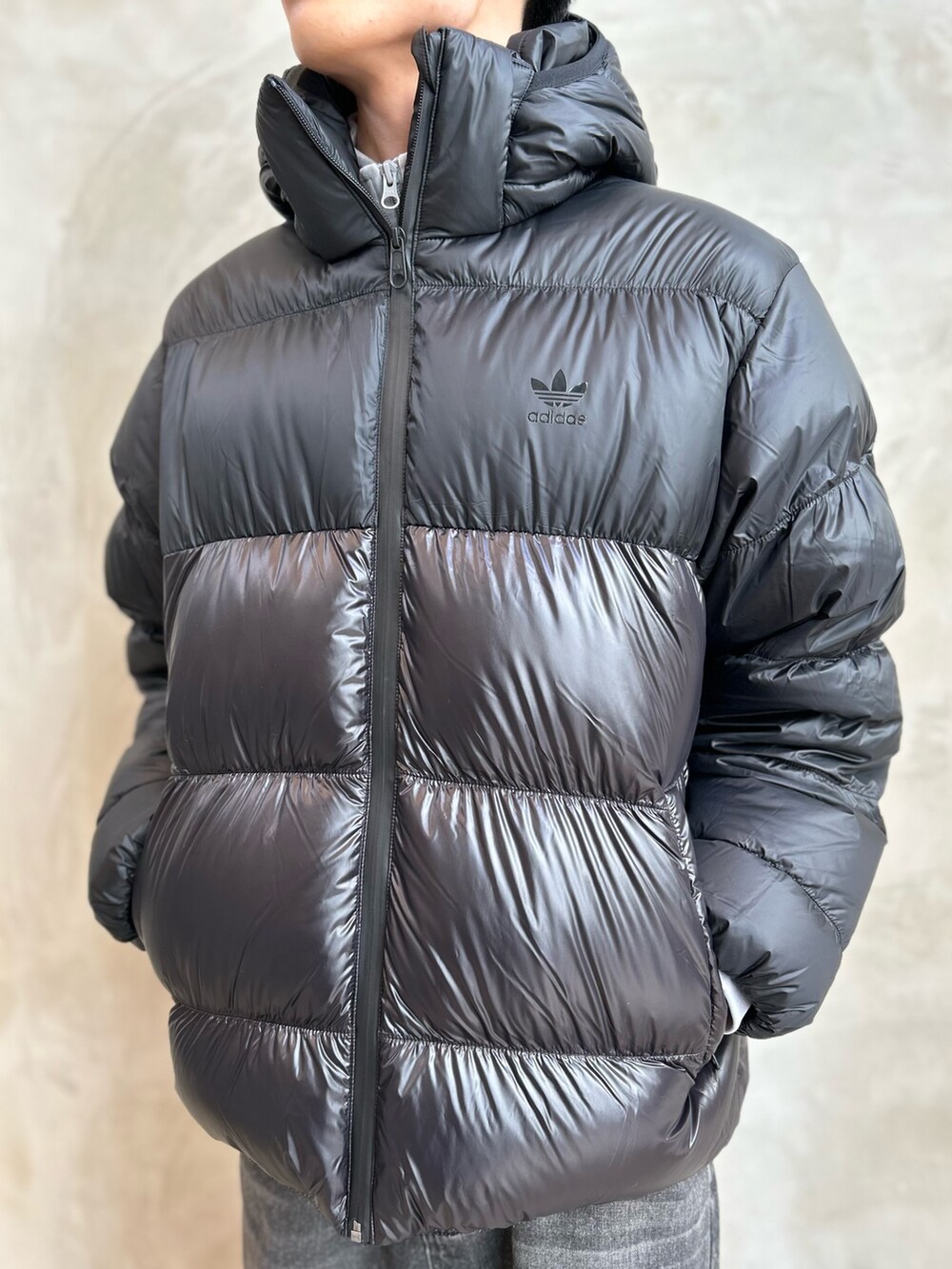 ブラック系のダウンジャケット/コート、グレー系のジャージ、グレー系のスニーカーを着用したメンズの秋コーディネートの3枚目の写真