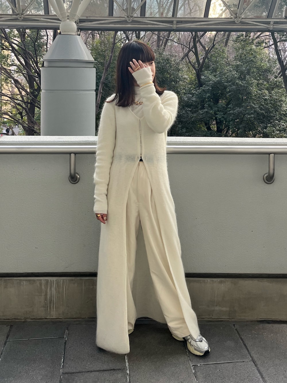 「ワントーンコーデ、ホワイトコーデ、ニットカーディガン、ゴールドアクセ、スニーカーコーデ、ADAM ET ROPÉ、UNIQLO、stylemixer、NIKE、v2krun、maisonspecial、CENE、SixTONES、参戦服、ライブコーデ」｜「ADAM ET ROPE'のモヘアロングカーディガン（カーディガン/ボレロ、ホワイト系）」を使った、mさん（レディース・157cm）の春コーディネートの2枚目の写真