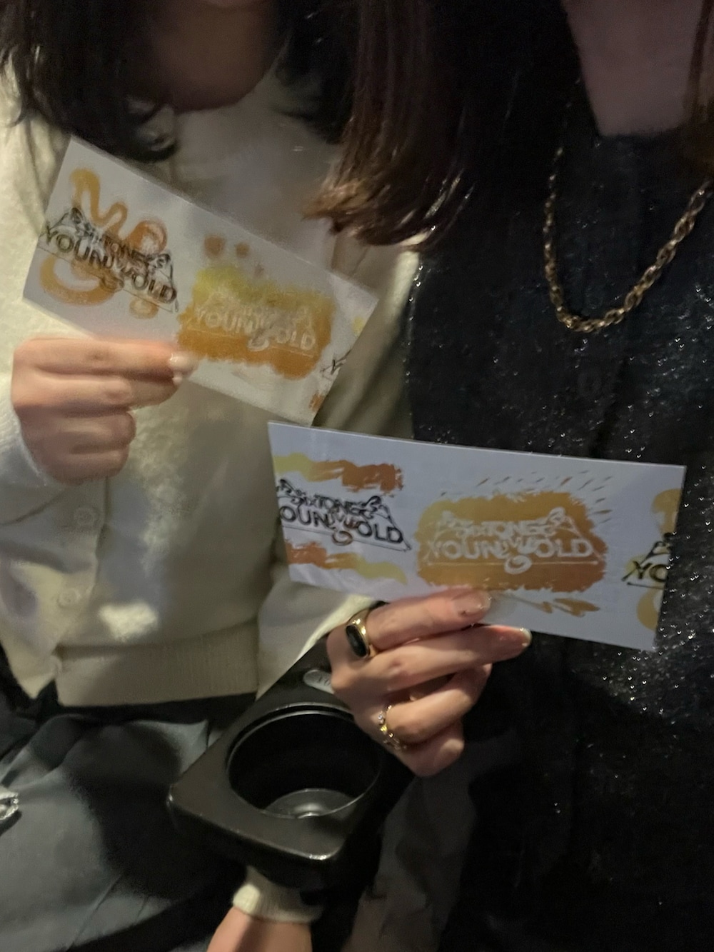 「クロップドトップス、ラメカーディガン、サテンスカート、ローファー、ゴールドアクセ、H BEAUTY&YOUTH、Maglia Plus、ZARA、CENE、SixTONES、参戦服、ライブコーデ」｜「H　BEAUTY&YOUTH UNITED ARROWSの＜H＞スパークルニットカーディガン（カーディガン/ボレロ、グレー系）」を使った、mさん（レディース・157cm）の春コーディネートの3枚目の写真