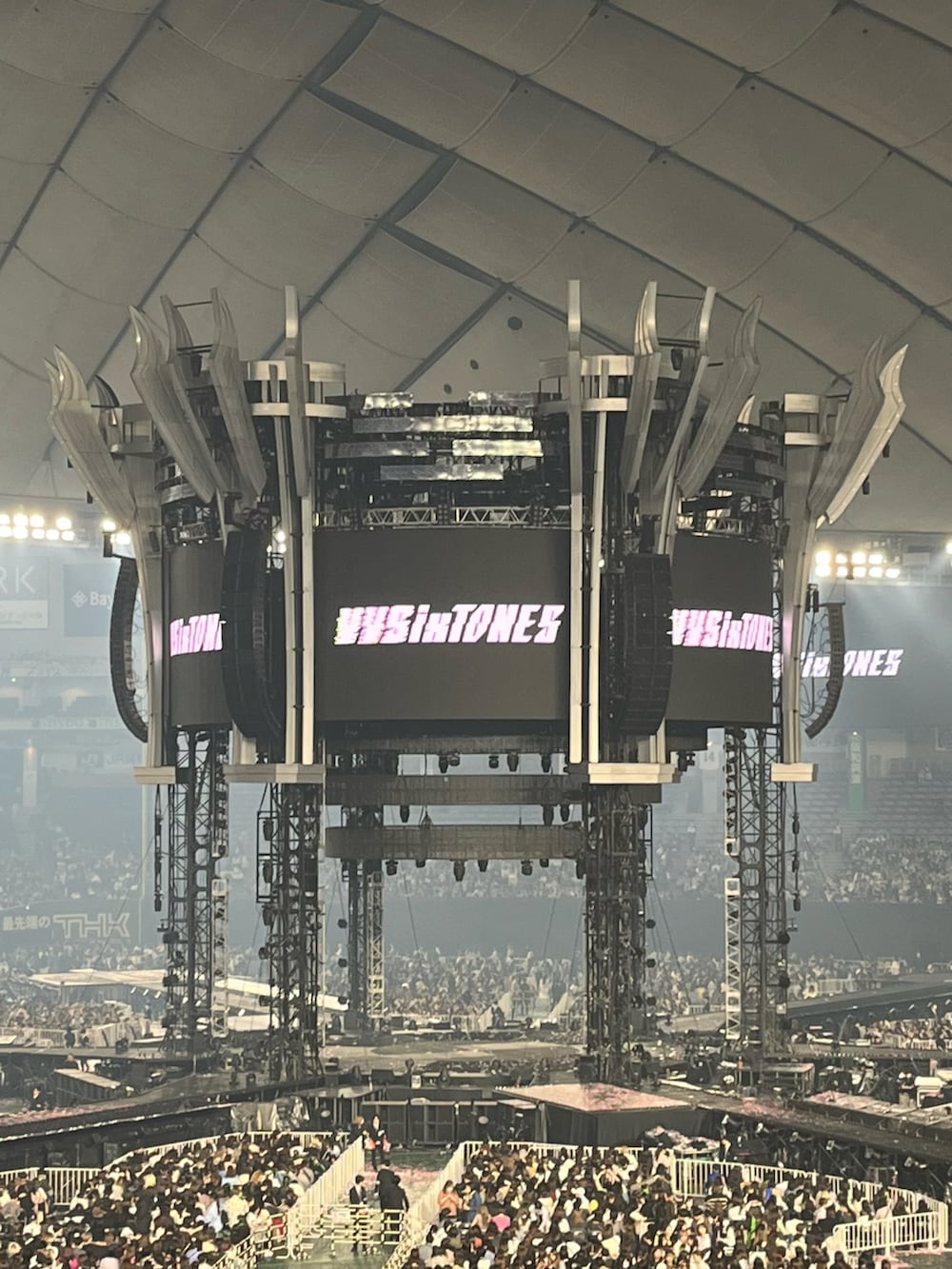 「シアートップス、スリットスカート、サンダルブーツ、ゴールドアクセ、sahara、la peau de gem、SixTONES、参戦服、ライブコーデ」｜「saharaのH/N Sheer Top/ハイネックシアートップス（Tシャツ/カットソー、ブラック系）」を使った、mさん（レディース・157cm）の春コーディネートの4枚目の写真
