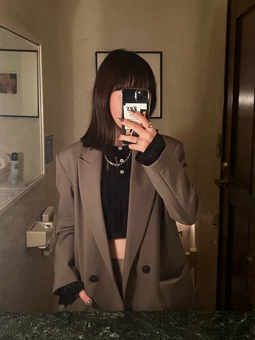「テーラードジャケット、サテンスカート、ゴールドアクセ、カーキ、肌見せ、ZARA、CENE、参戦服、ライブコーデ、SixTONES」｜「ZARAのアイテム（テーラードジャケット、グリーン系）」を使った、mさん（レディース・157cm）の冬コーディネートの3枚目の写真
