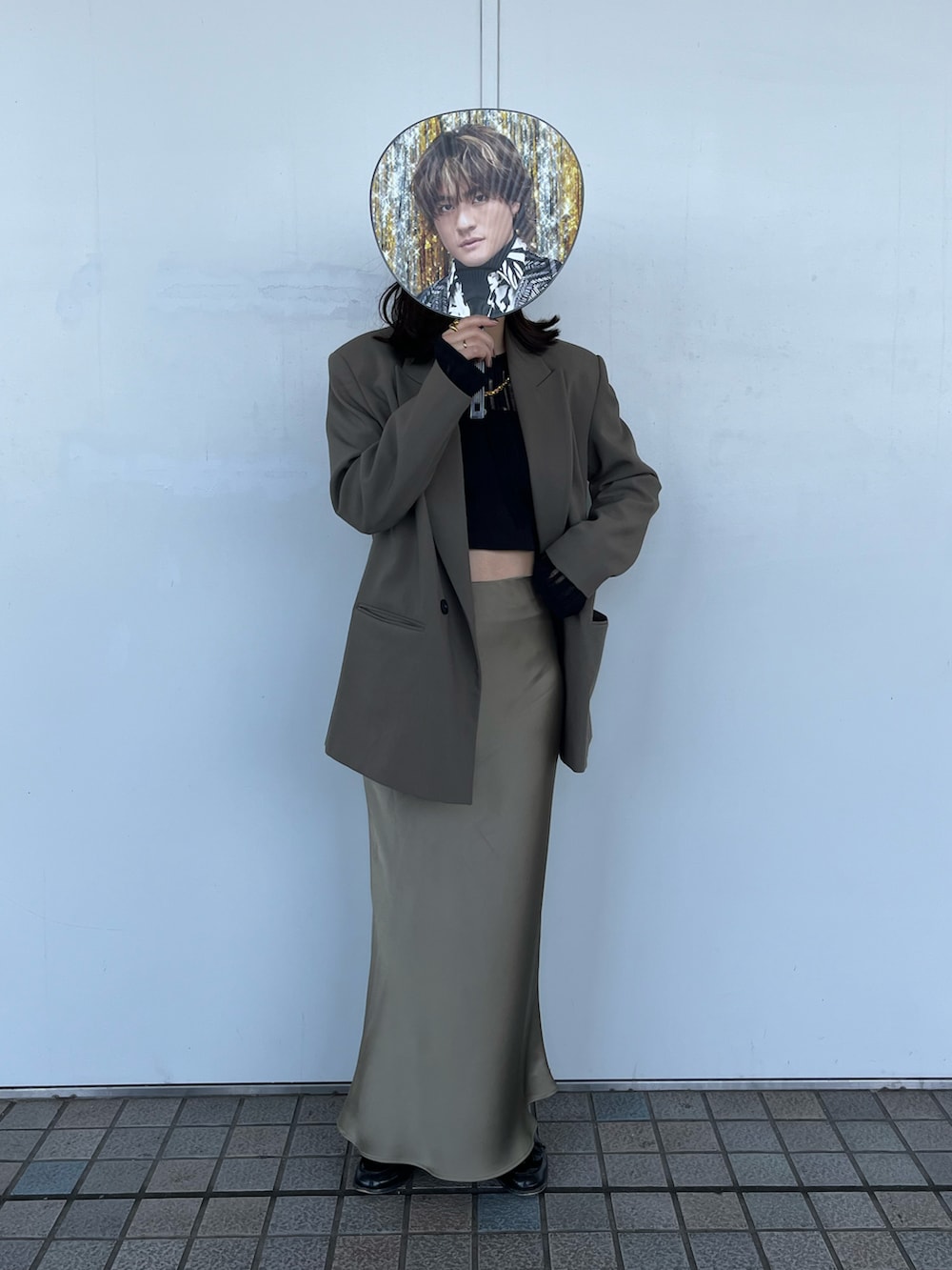 「テーラードジャケット、サテンスカート、ゴールドアクセ、カーキ、肌見せ、ZARA、CENE、参戦服、ライブコーデ、SixTONES」｜「ZARAのアイテム（テーラードジャケット、グリーン系）」を使った、mさん（レディース・157cm）の冬コーディネートの2枚目の写真