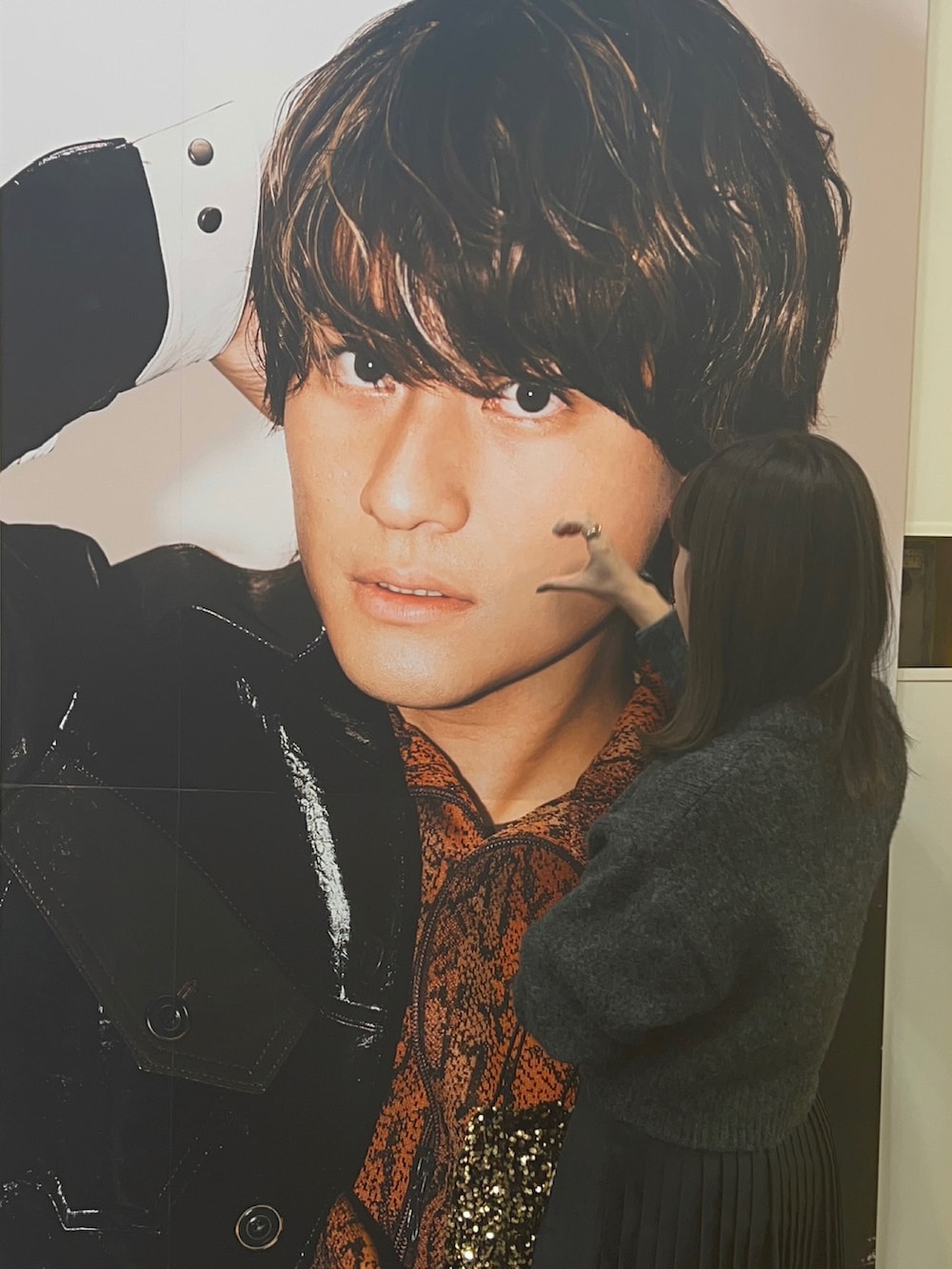 「ニット、プリーツスカート、ラメバッグ、ラメ、ローファー、ゴールドアクセ、ワントーンコーデ、モード、JILSANDER、H&M、ZARA、BEAUTY&YOUTH UNITED ARROWS、maisonspecial、SixTONES」｜「H&Mのアイテム（ニット/セーター、グレー系）」を使った、mさん（レディース・157cm）の秋コーディネートの2枚目の写真