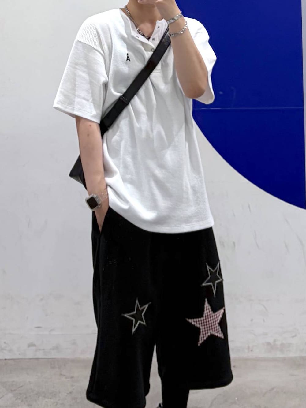 ブラック系のその他パンツ、ホワイト系のTシャツ/カットソー、ブラック系のショルダーバッグを着用したメンズの夏コーディネートの2枚目の写真