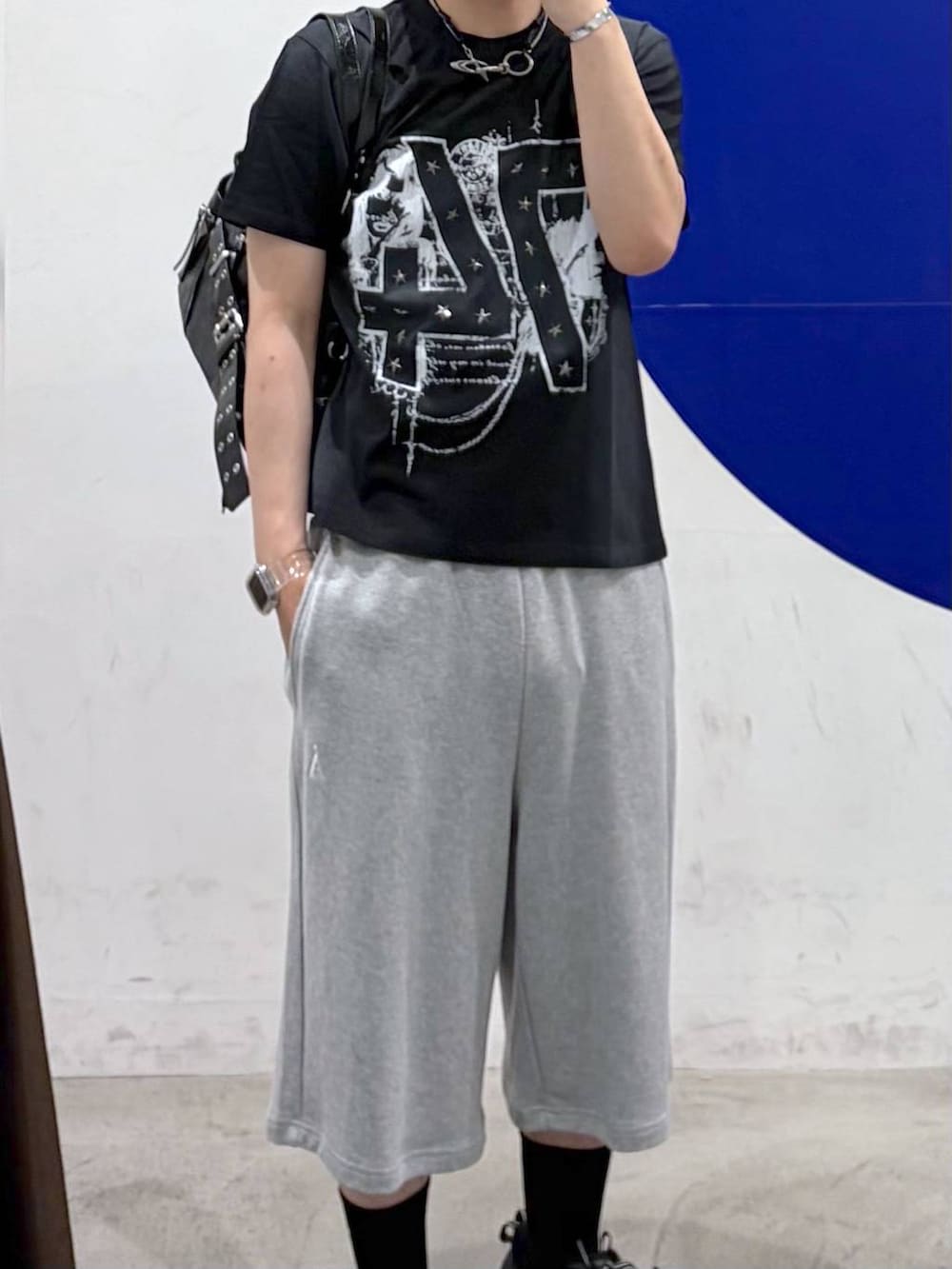 グレー系のスウェットパンツ、ブラック系のショルダーバッグ、ブラック系のTシャツ/カットソーを着用したメンズの夏コーディネートの2枚目の写真
