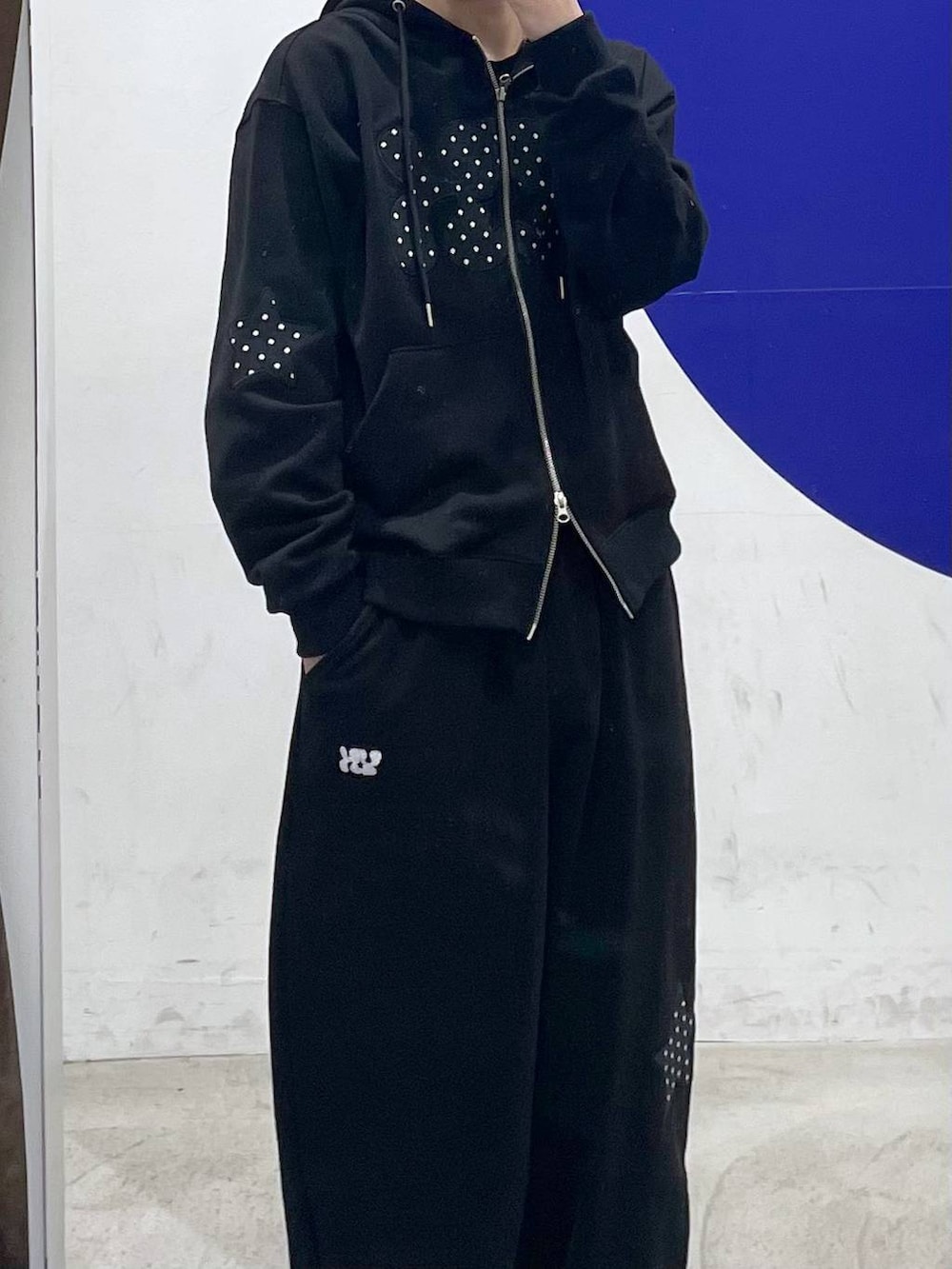 ブラック系のパーカー、ブラック系のスウェットパンツを着用したメンズの春コーディネートの2枚目の写真