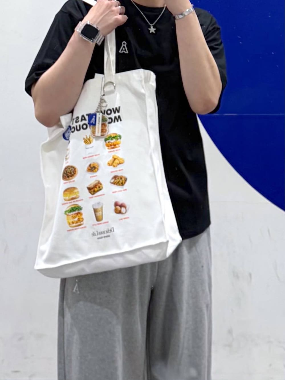 ブラック系のTシャツ/カットソー、グレー系のスウェットパンツ、ホワイト系のトートバッグを着用したメンズの春コーディネートの3枚目の写真