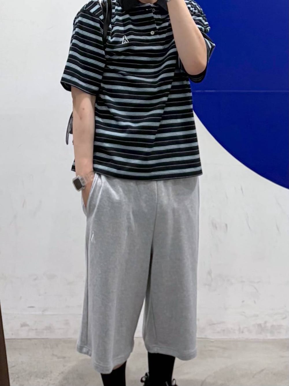 グレー系のスウェットパンツ、ブラック系のショルダーバッグ、ブラック系のTシャツ/カットソーを着用したメンズの夏コーディネートの2枚目の写真