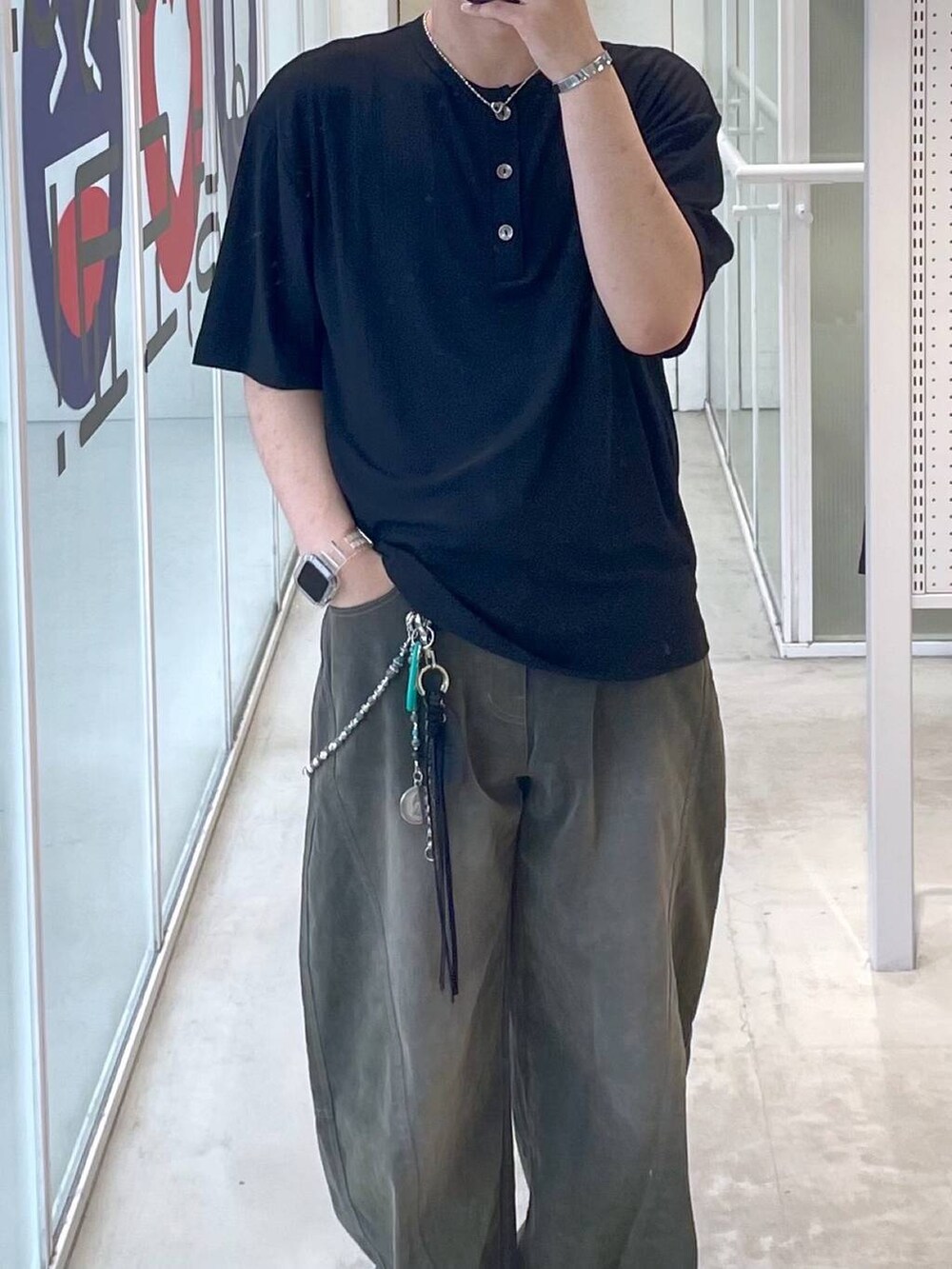 ブルー系のデニムパンツ、ブラック系のTシャツ/カットソーを着用したメンズの夏コーディネートの2枚目の写真