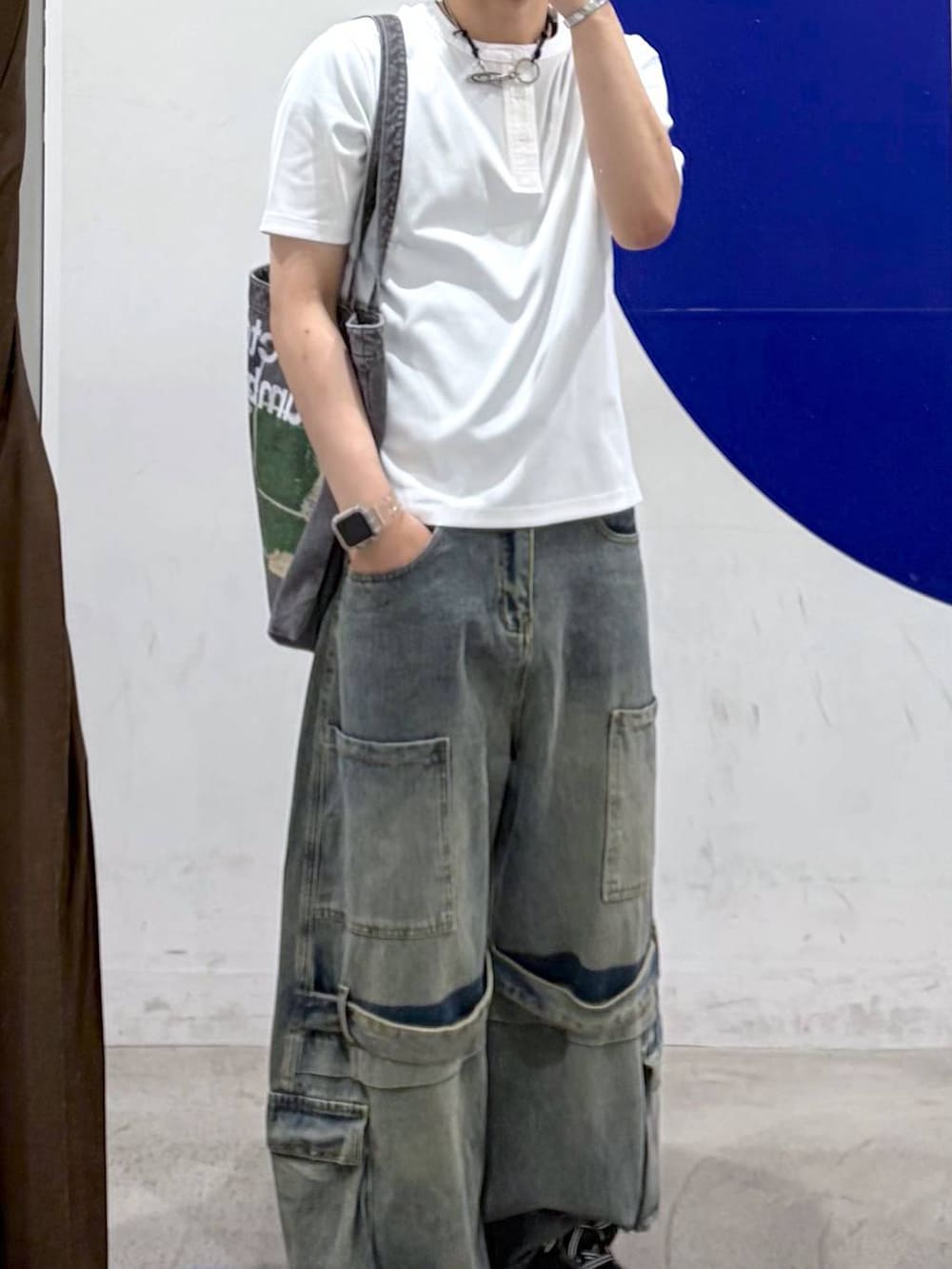 ブルー系のカーゴパンツ、ベージュ系のTシャツ/カットソー、その他のトートバッグを着用したメンズの夏コーディネートの2枚目の写真