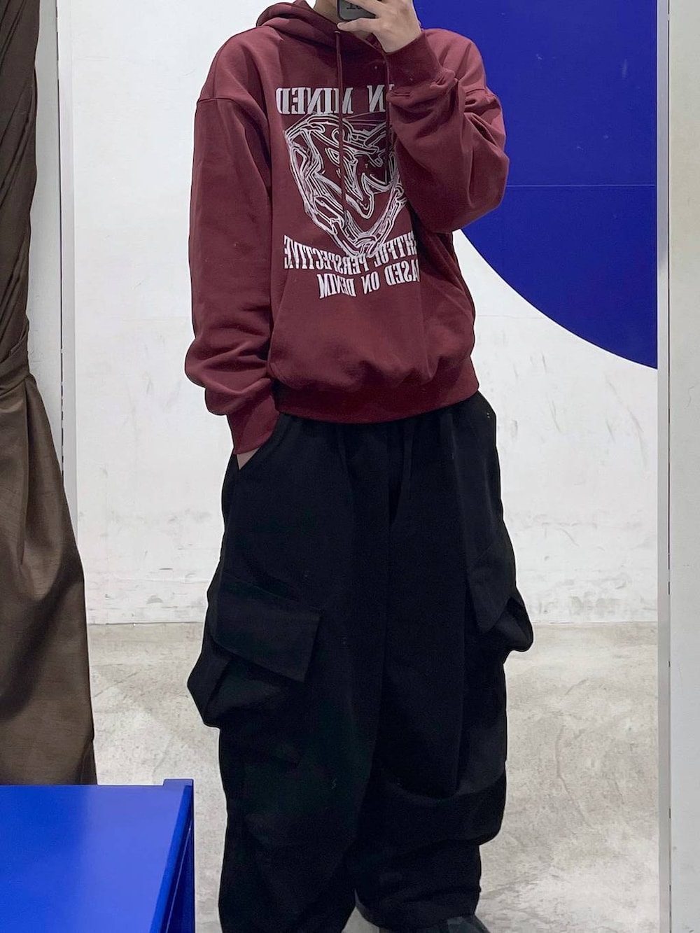 レッド系のパーカーを着用したメンズの冬コーディネートの2枚目の写真