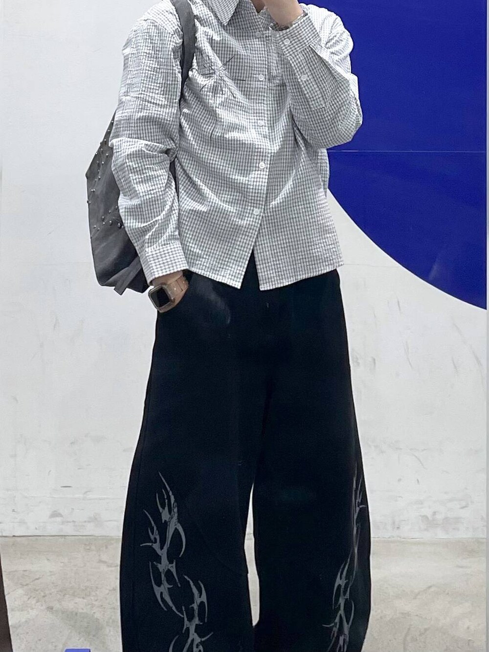 グレー系のトートバッグを着用したメンズの春コーディネートの2枚目の写真