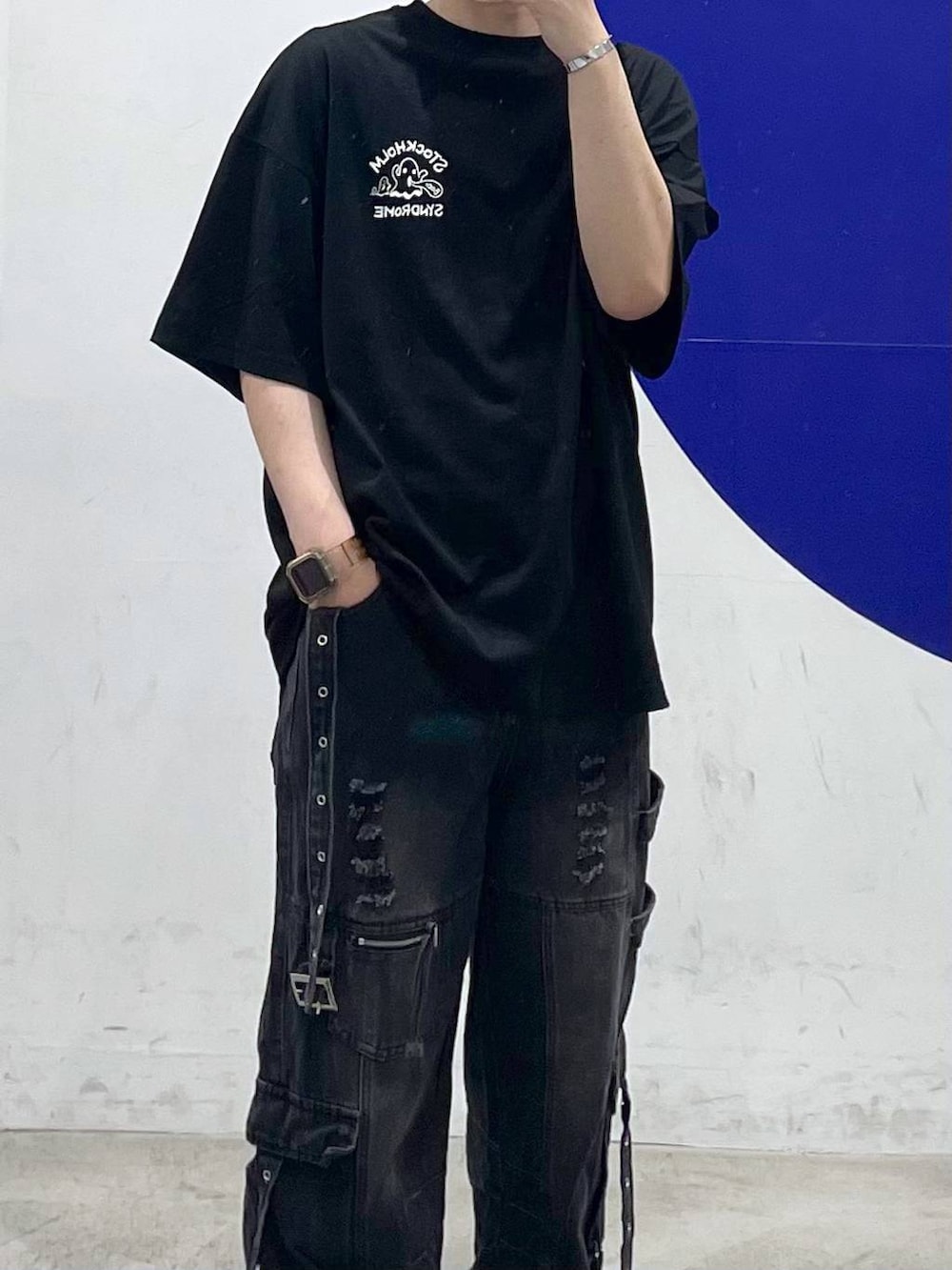 ブラック系のTシャツ/カットソーを着用したメンズの春コーディネートの2枚目の写真