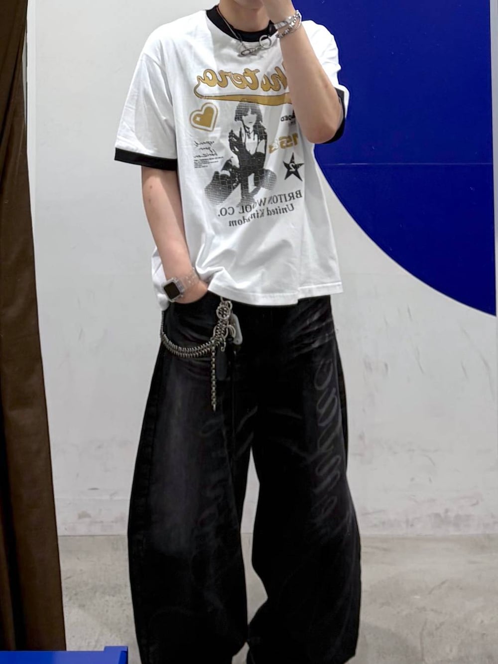 ブラック系のデニムパンツ、ホワイト系のTシャツ/カットソーを着用したメンズの夏コーディネートの2枚目の写真