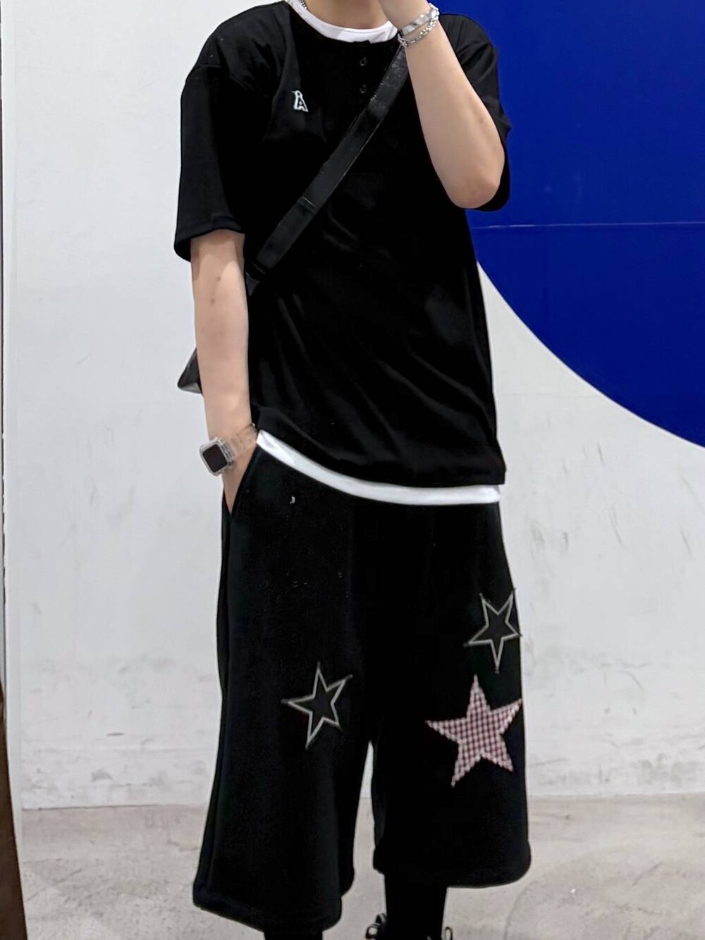 ブラック系のその他パンツ、ブラック系のショルダーバッグ、ブラック系のTシャツ/カットソーを着用したメンズの夏コーディネートの2枚目の写真