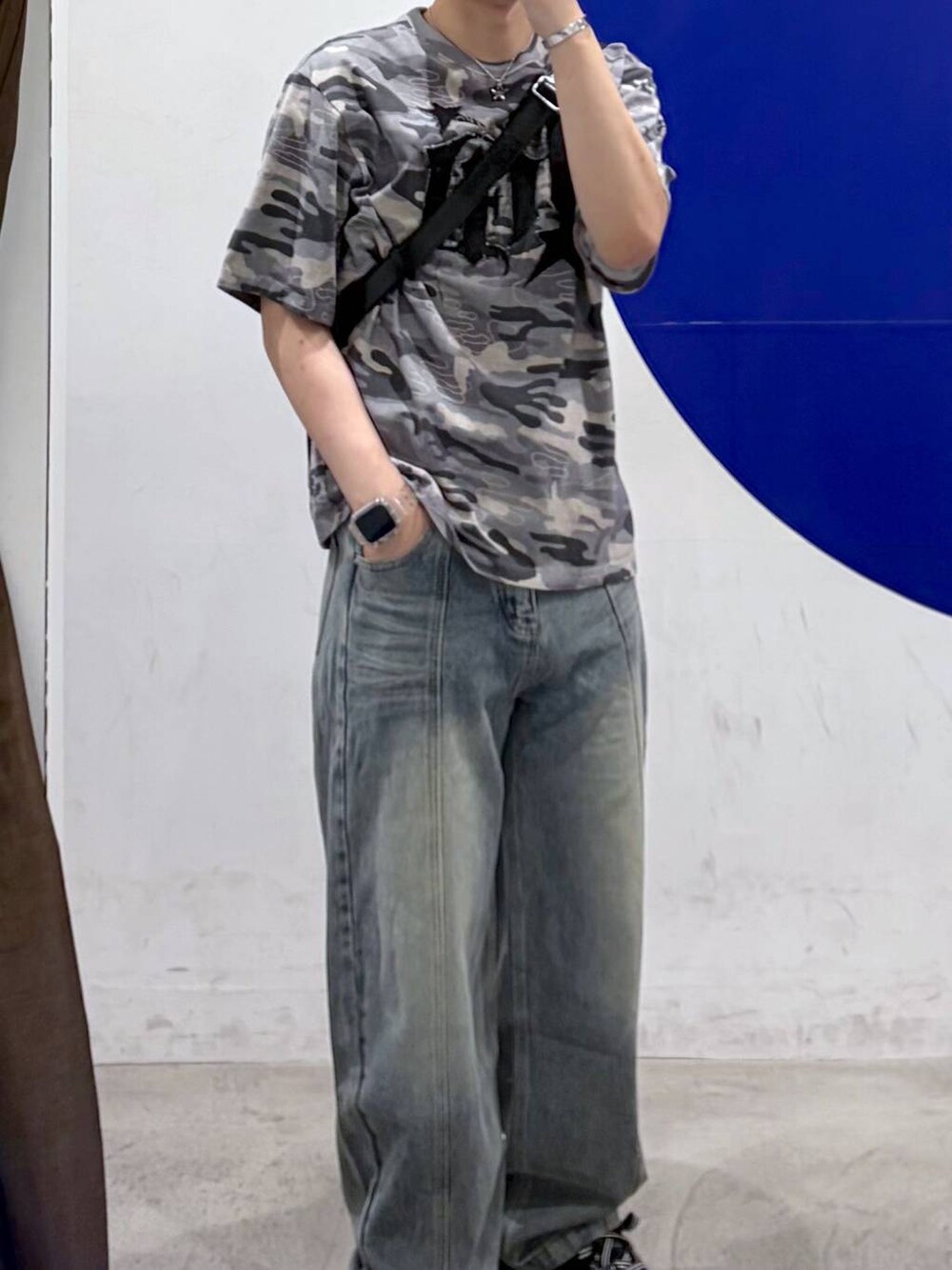 その他のTシャツ/カットソー、グレー系のデニムパンツ、ブラック系のショルダーバッグを着用したメンズの夏コーディネートの2枚目の写真
