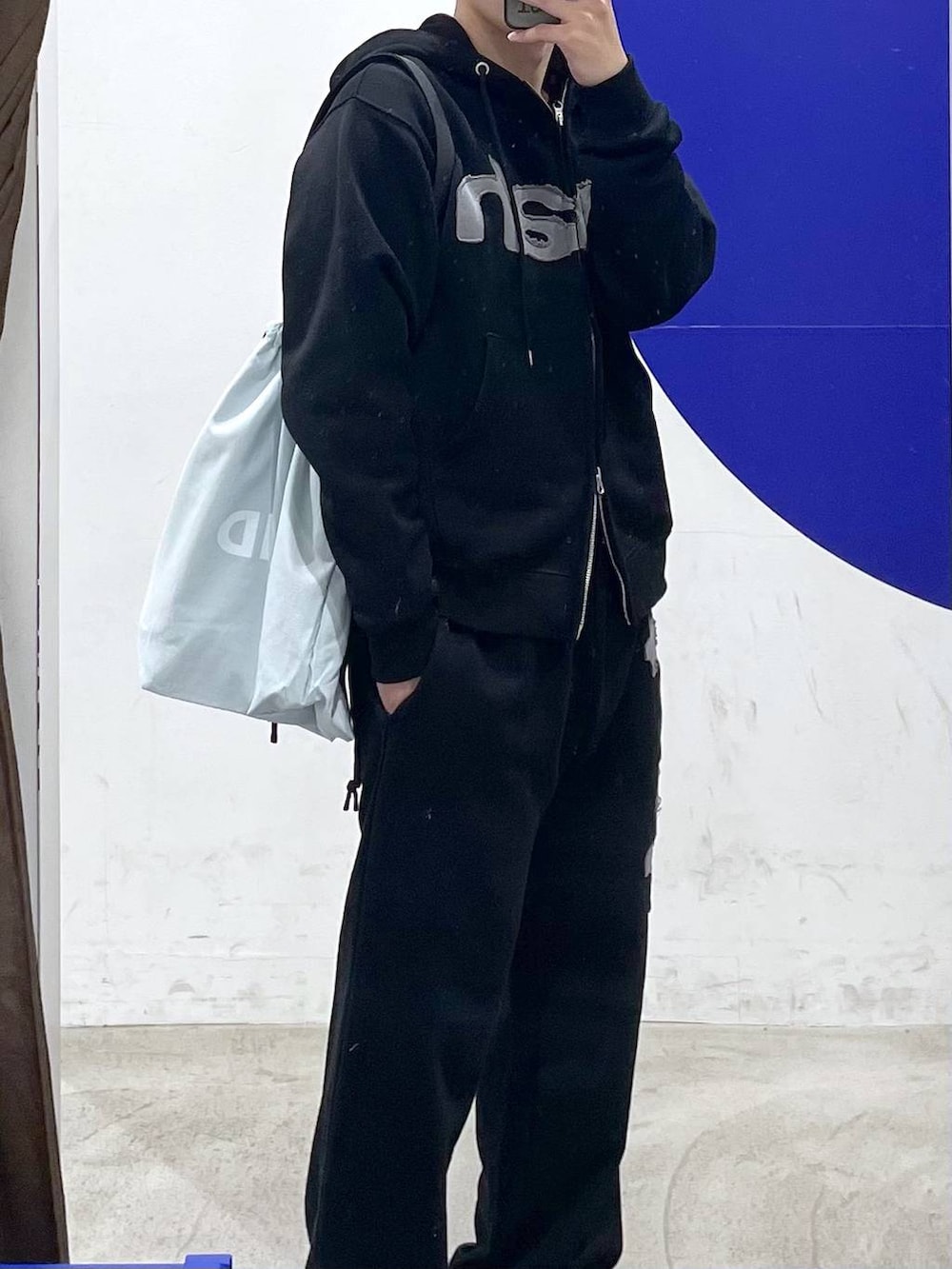 ブルー系のトートバッグを着用したメンズの冬コーディネートの3枚目の写真