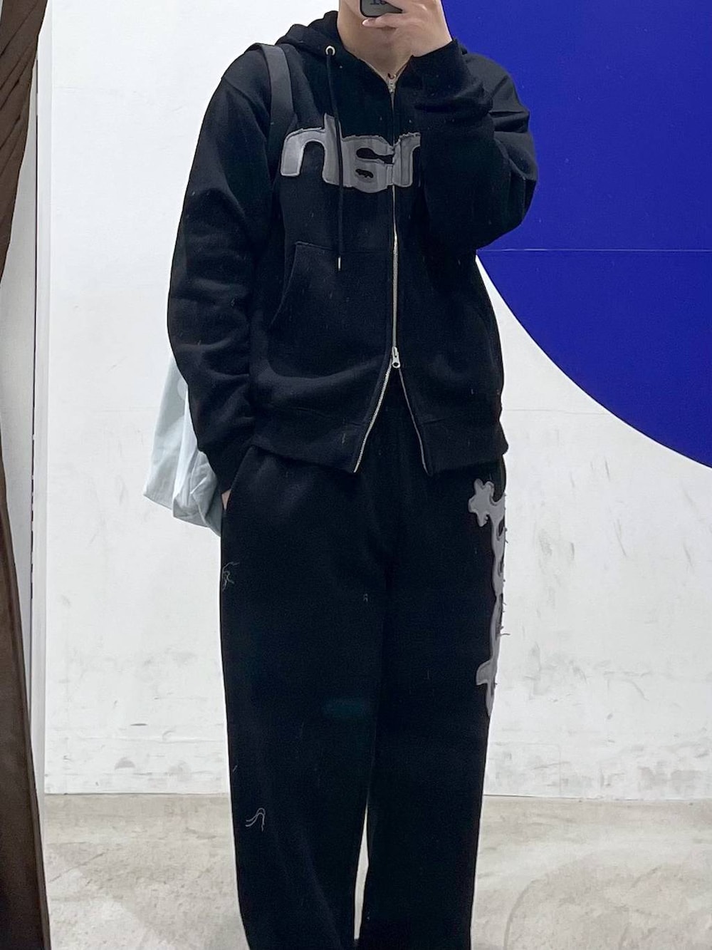 ブルー系のトートバッグを着用したメンズの冬コーディネートの2枚目の写真