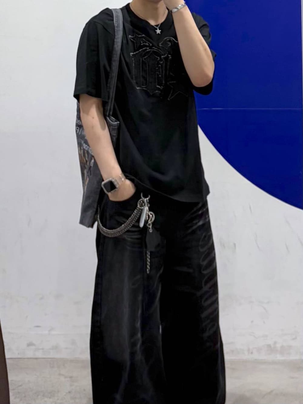 ブラック系のTシャツ/カットソー、グレー系のトートバッグ、ブラック系のデニムパンツを着用したメンズの夏コーディネートの2枚目の写真