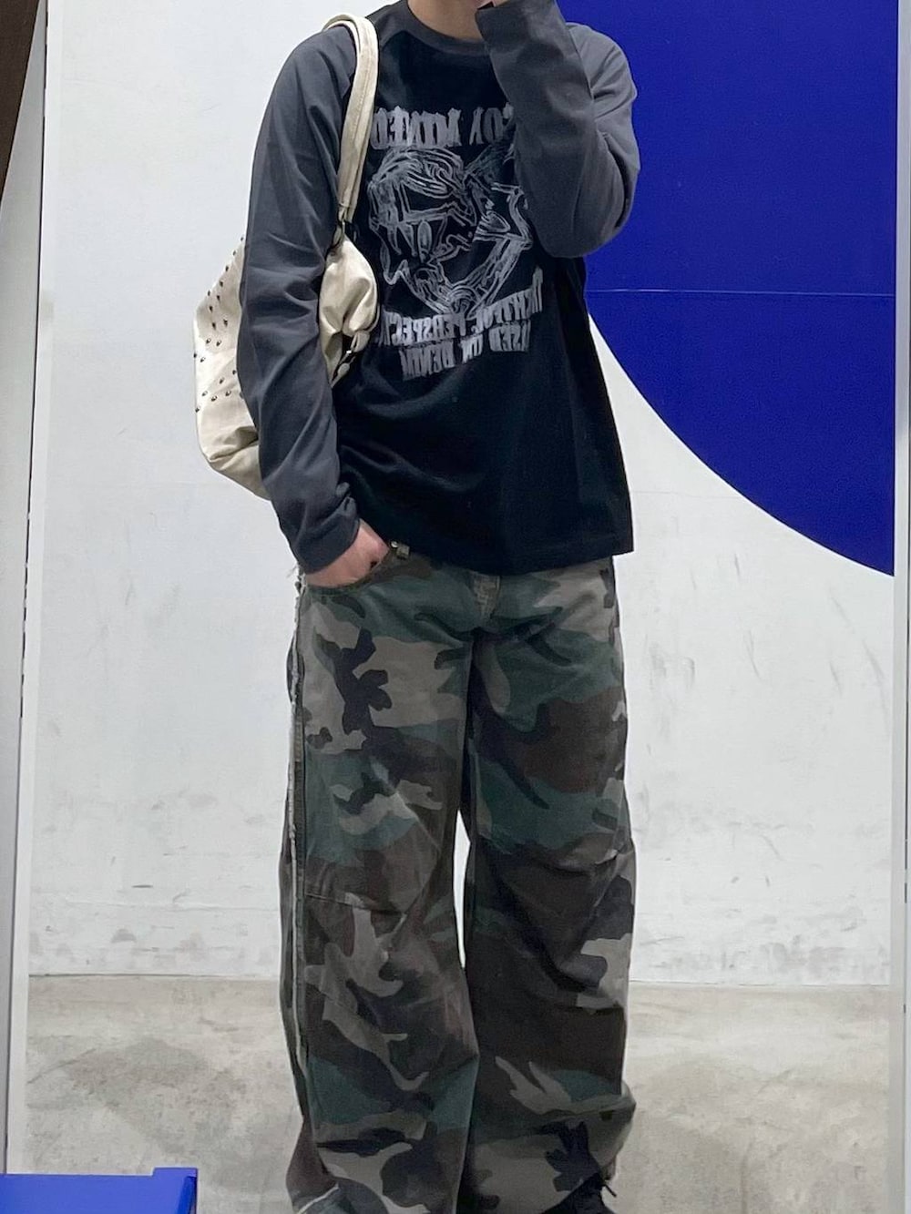 ホワイト系のトートバッグ、グリーン系のその他パンツを着用したメンズの春コーディネートの2枚目の写真