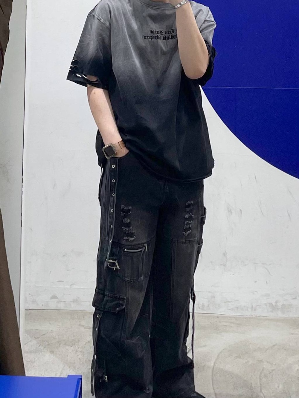 グレー系のTシャツ/カットソーを着用したメンズの春コーディネートの2枚目の写真