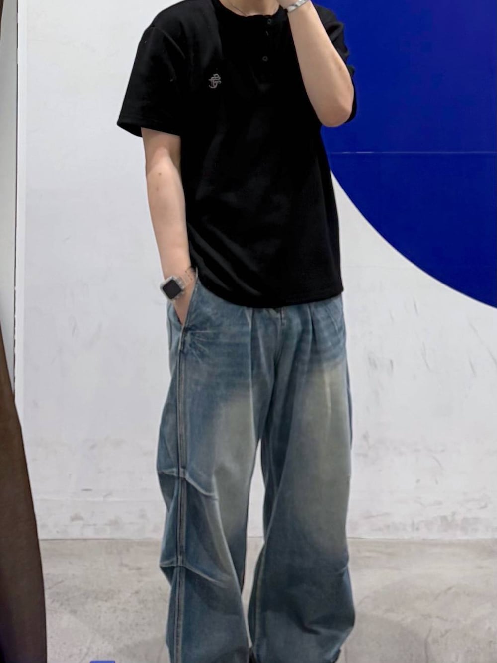 ブラック系のTシャツ/カットソー、ブルー系のデニムパンツを着用したメンズの夏コーディネートの2枚目の写真
