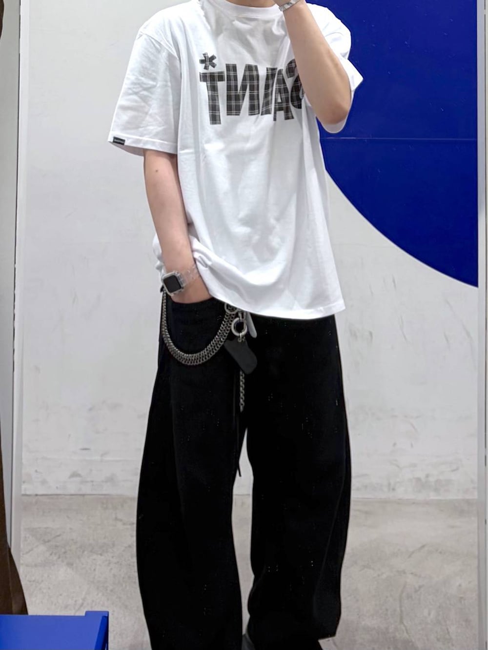 ブラック系のスウェットパンツ、ホワイト系のTシャツ/カットソーを着用したメンズの春コーディネートの2枚目の写真