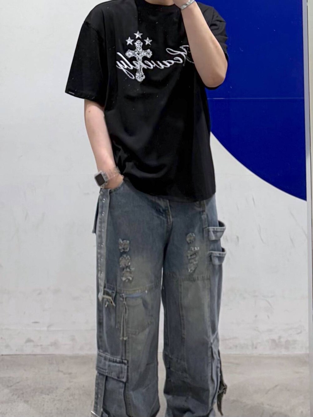 ブルー系のデニムパンツ、ブラック系のTシャツ/カットソーを着用したメンズの春コーディネートの2枚目の写真