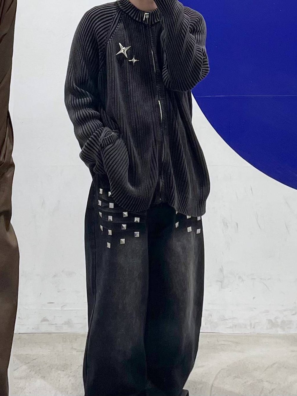 ブラック系のニット/セーター、ブラック系のデニムパンツを着用したメンズの冬コーディネートの2枚目の写真