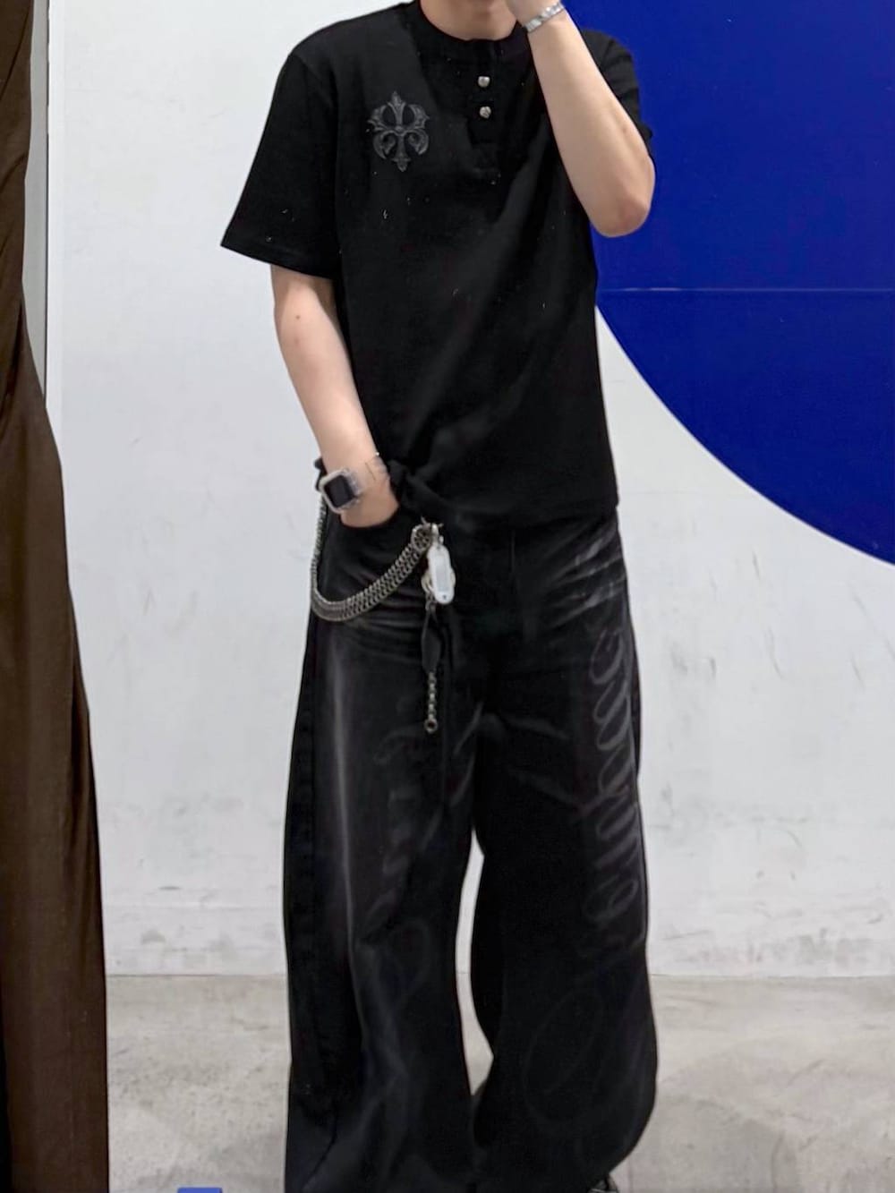 ブラック系のデニムパンツ、ブラック系のTシャツ/カットソーを着用したメンズの夏コーディネートの2枚目の写真