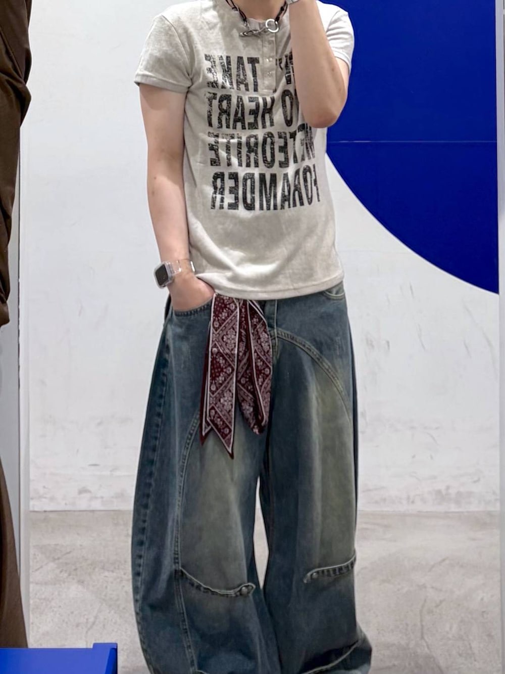 ベージュ系のTシャツ/カットソー、ブルー系のデニムパンツを着用したメンズの夏コーディネートの2枚目の写真