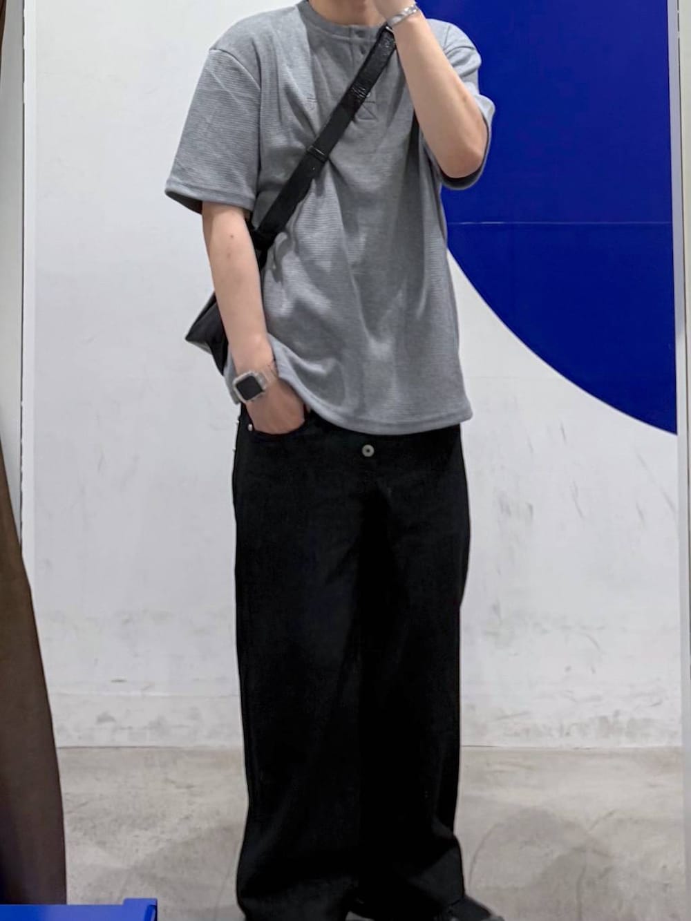 グレー系のTシャツ/カットソー、ブラック系のショルダーバッグを着用したメンズの夏コーディネートの2枚目の写真