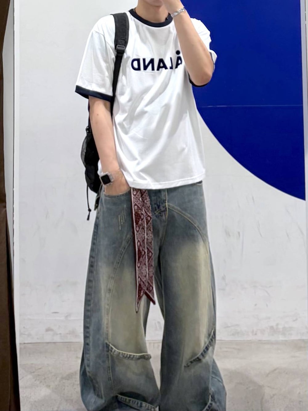 ホワイト系のTシャツ/カットソー、ブルー系のデニムパンツを着用したメンズの夏コーディネートの2枚目の写真