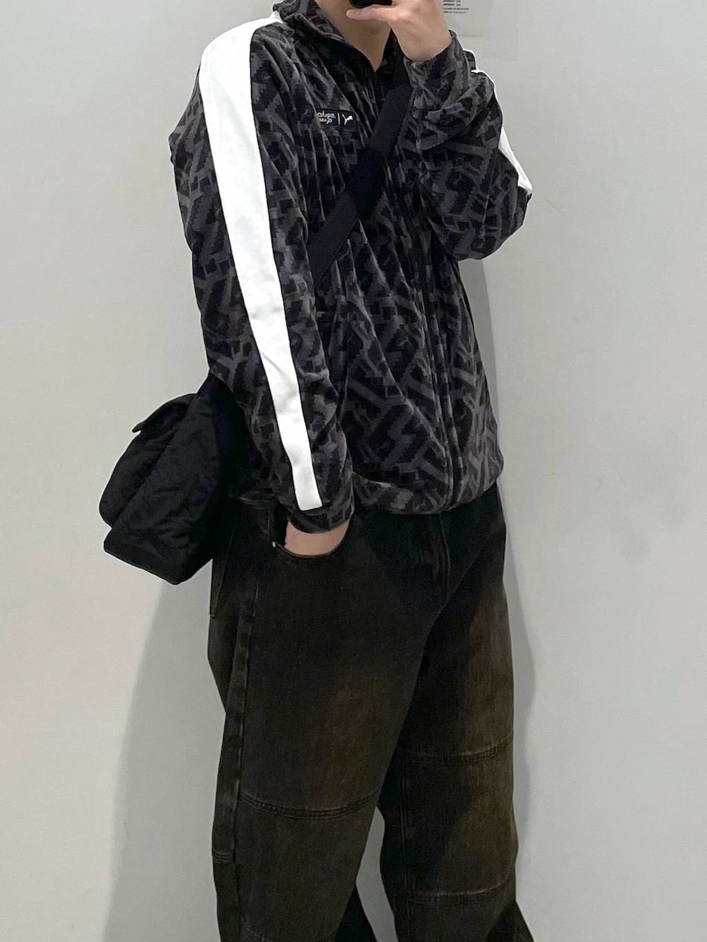ブラック系のショルダーバッグ、ブラック系のジャージを着用したメンズの冬コーディネートの2枚目の写真