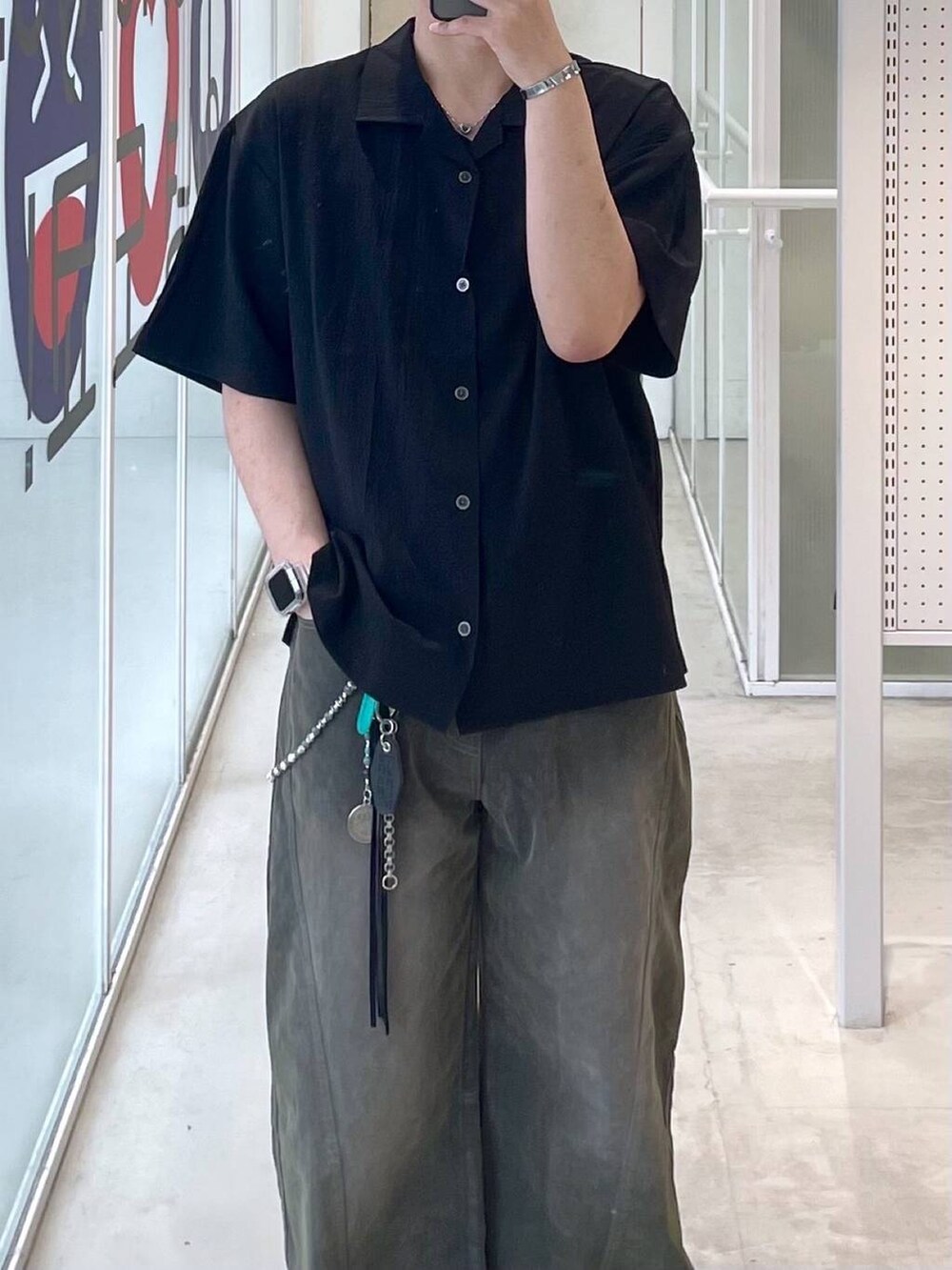 ブルー系のデニムパンツ、ブラック系のシャツ/ブラウスを着用したメンズの夏コーディネートの2枚目の写真