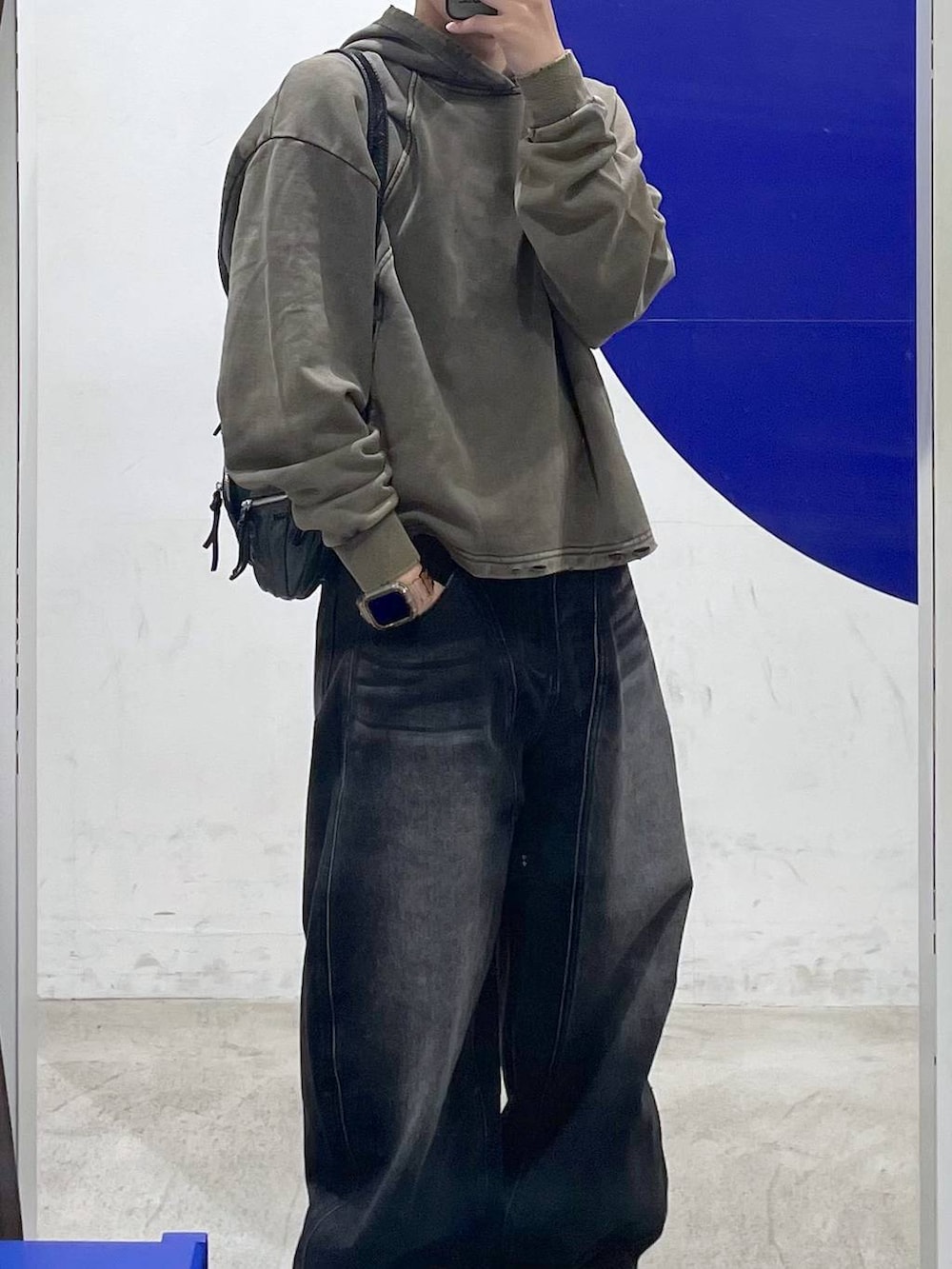 ブラック系のショルダーバッグ、ブラック系のデニムパンツを着用したメンズの春コーディネートの2枚目の写真